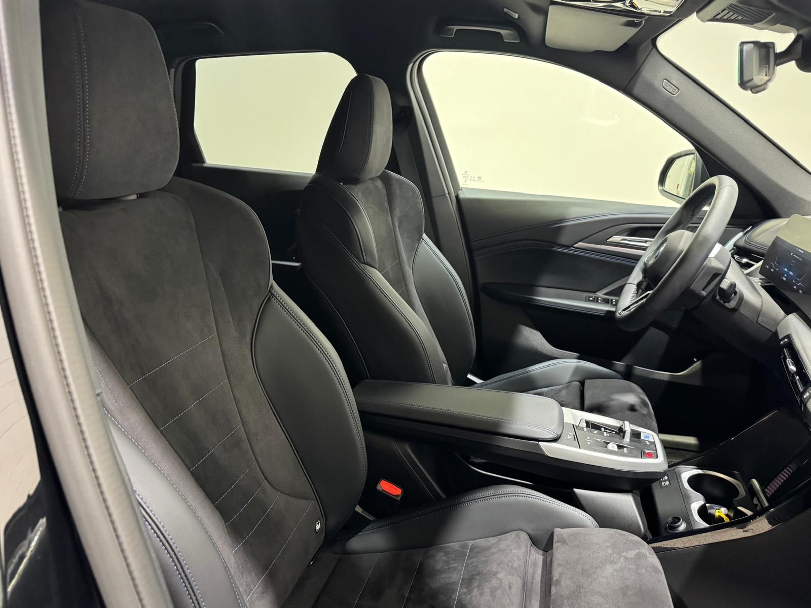 BMW iX1 eDrive20 color Negro. Año 2025. 150KW(204CV). Eléctrico. En concesionario Quadis Munich de Barcelona