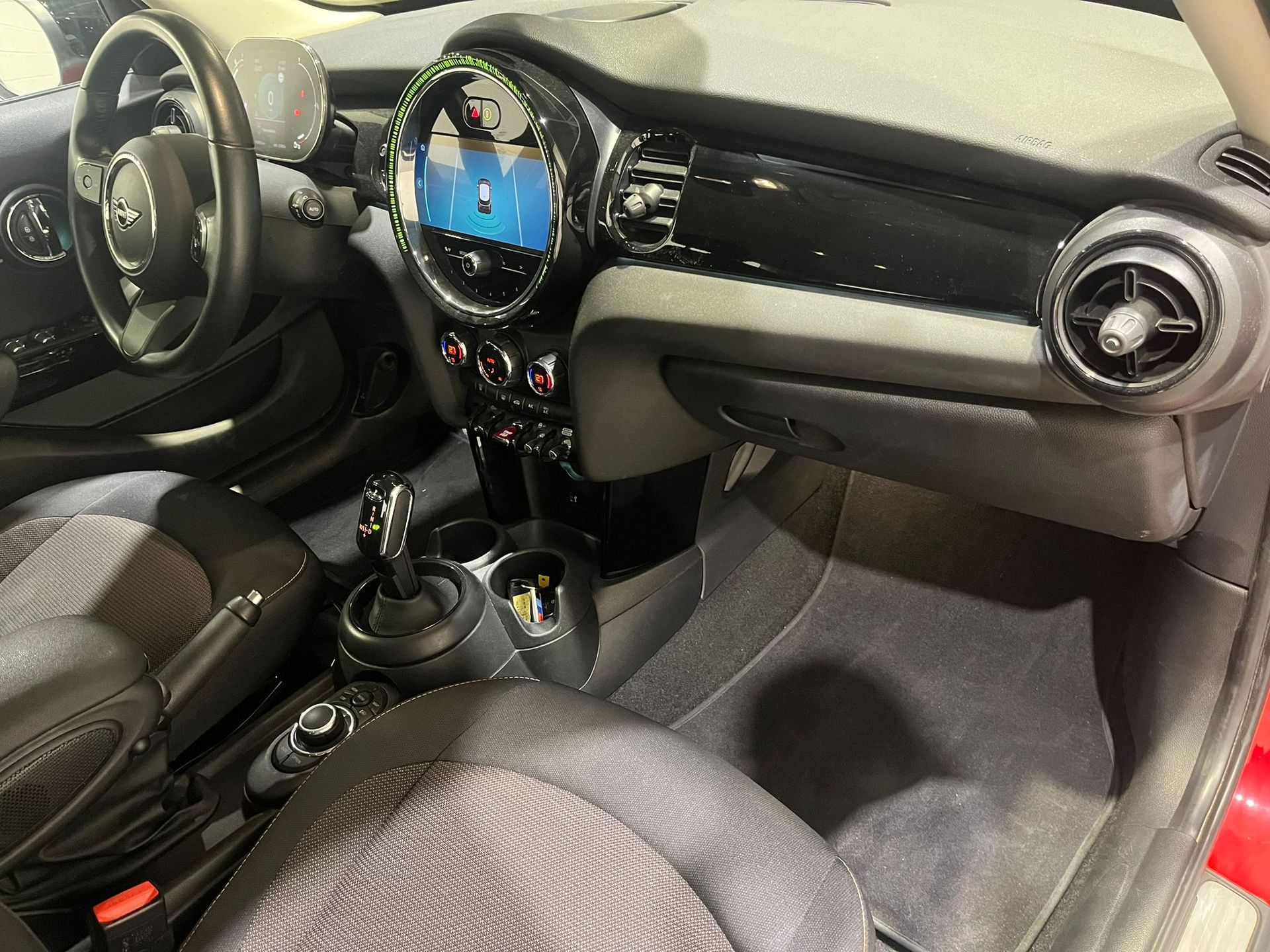 fotoG 7 del MINI MINI 5 Puertas Cooper 100 kW (136 CV) 136cv Gasolina del 2022 en Barcelona