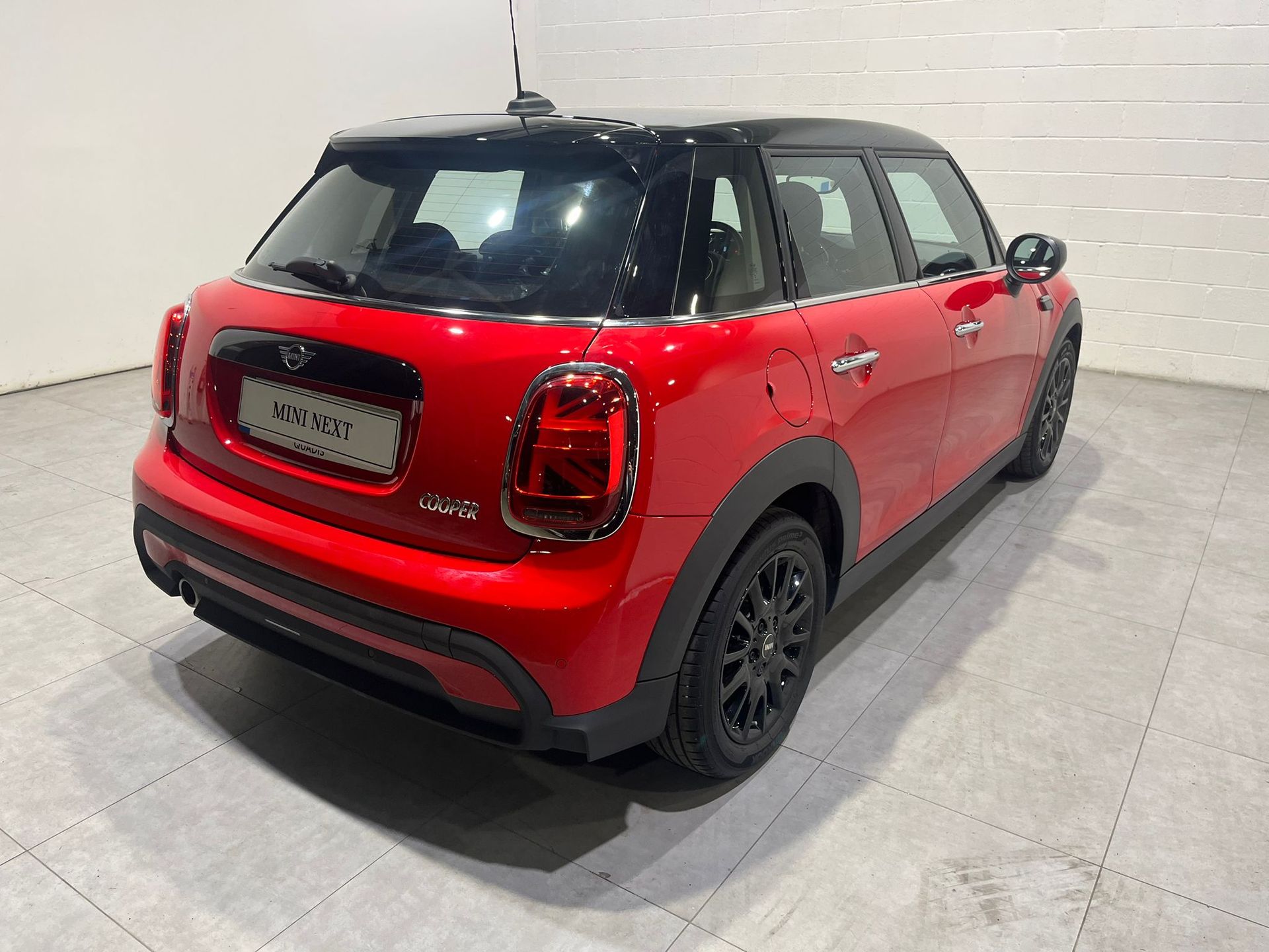 fotoG 3 del MINI MINI 5 Puertas Cooper 100 kW (136 CV) 136cv Gasolina del 2022 en Barcelona