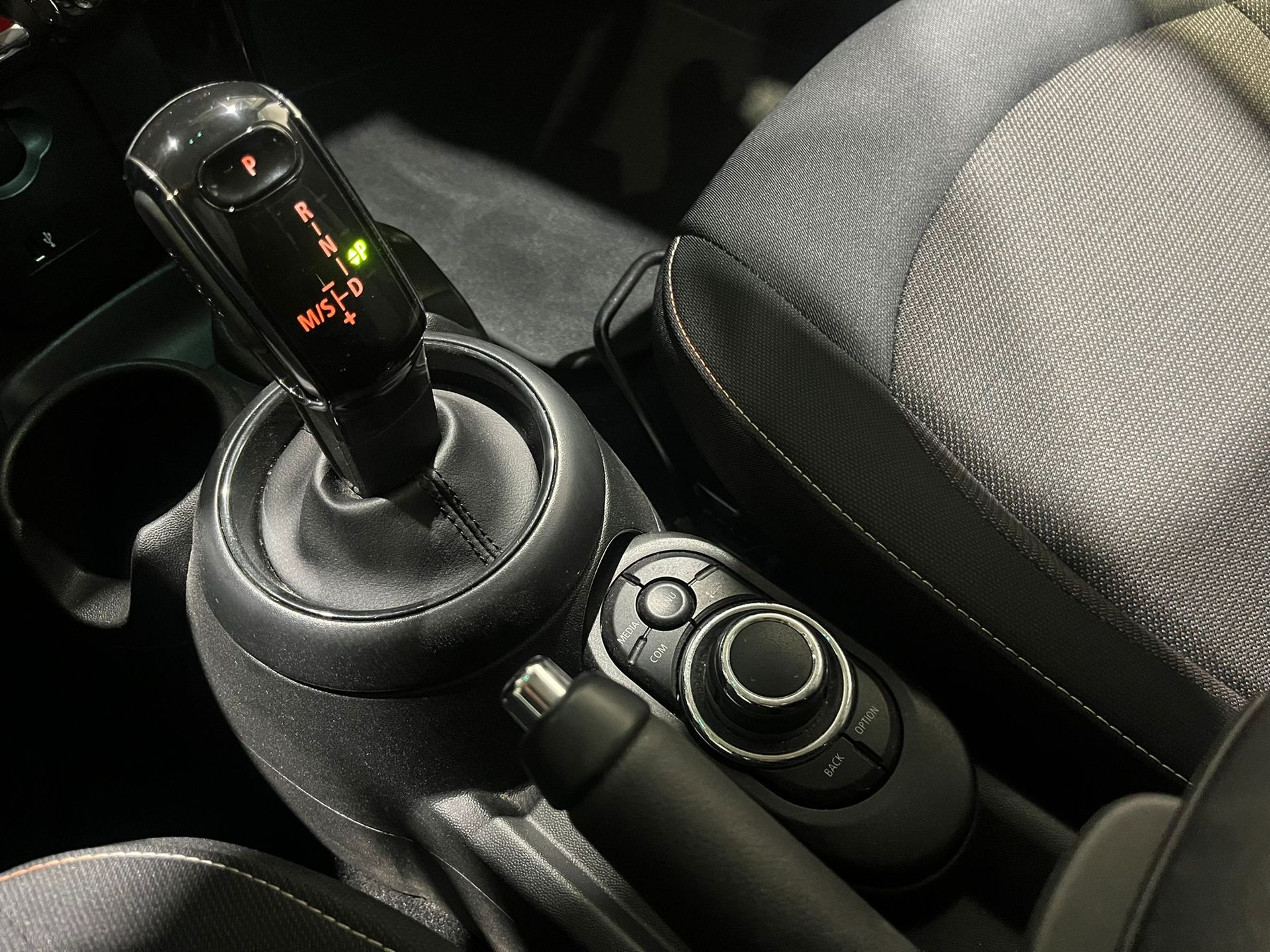 fotoG 10 del MINI MINI 5 Puertas Cooper 100 kW (136 CV) 136cv Gasolina del 2022 en Barcelona