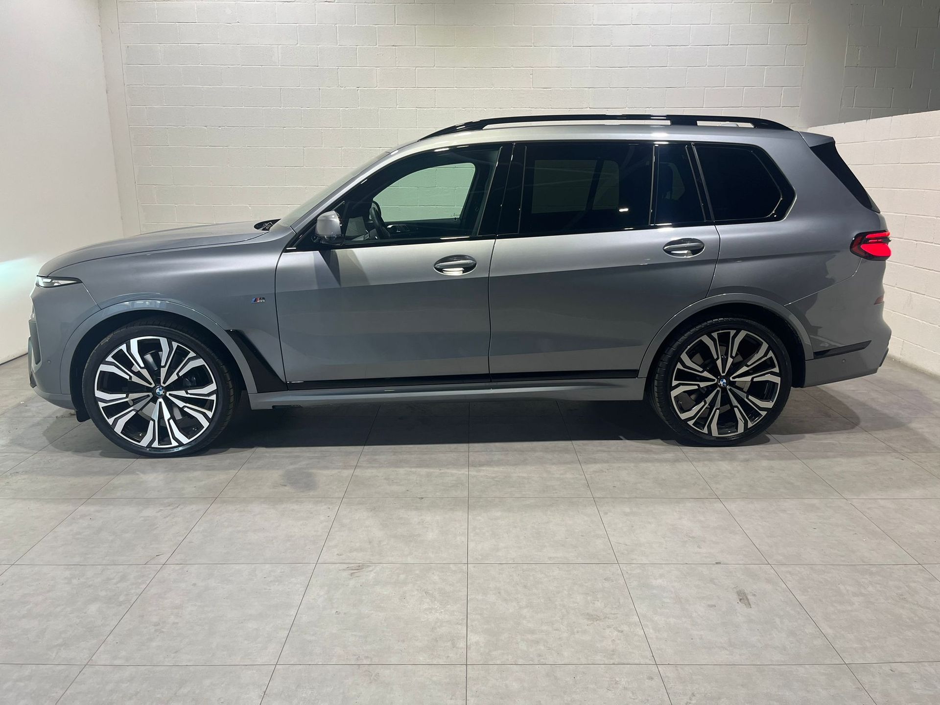 Fotos de BMW X7 xDrive40d color Gris. Año 2025. 259KW(352CV). Diésel. En concesionario Quadis Munich (Terrassa) de Barcelona
