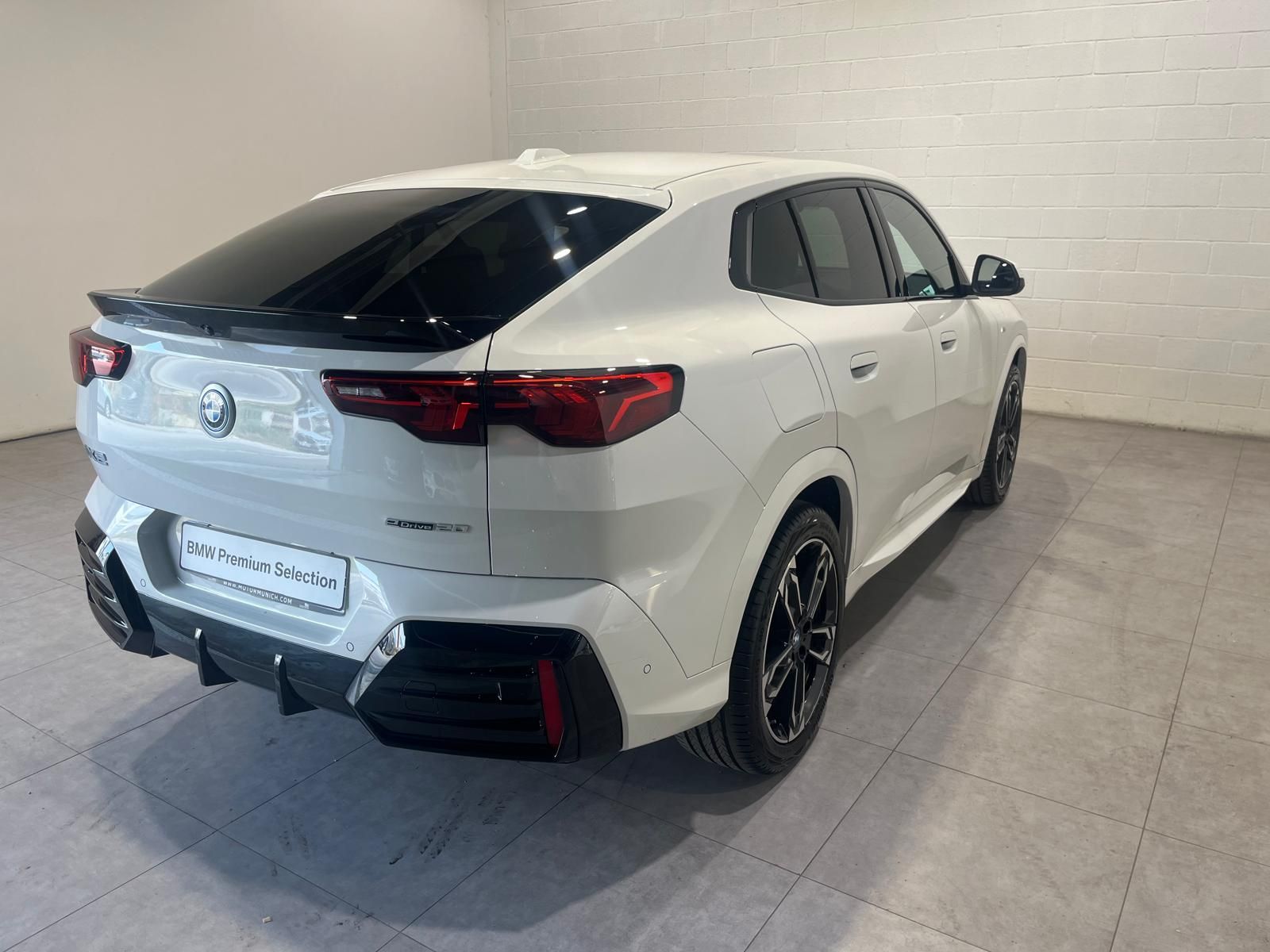 BMW iX2 eDrive20 color Blanco. Año 2025. 150KW(204CV). Eléctrico. En concesionario Quadis Munich (Manresa) de Barcelona