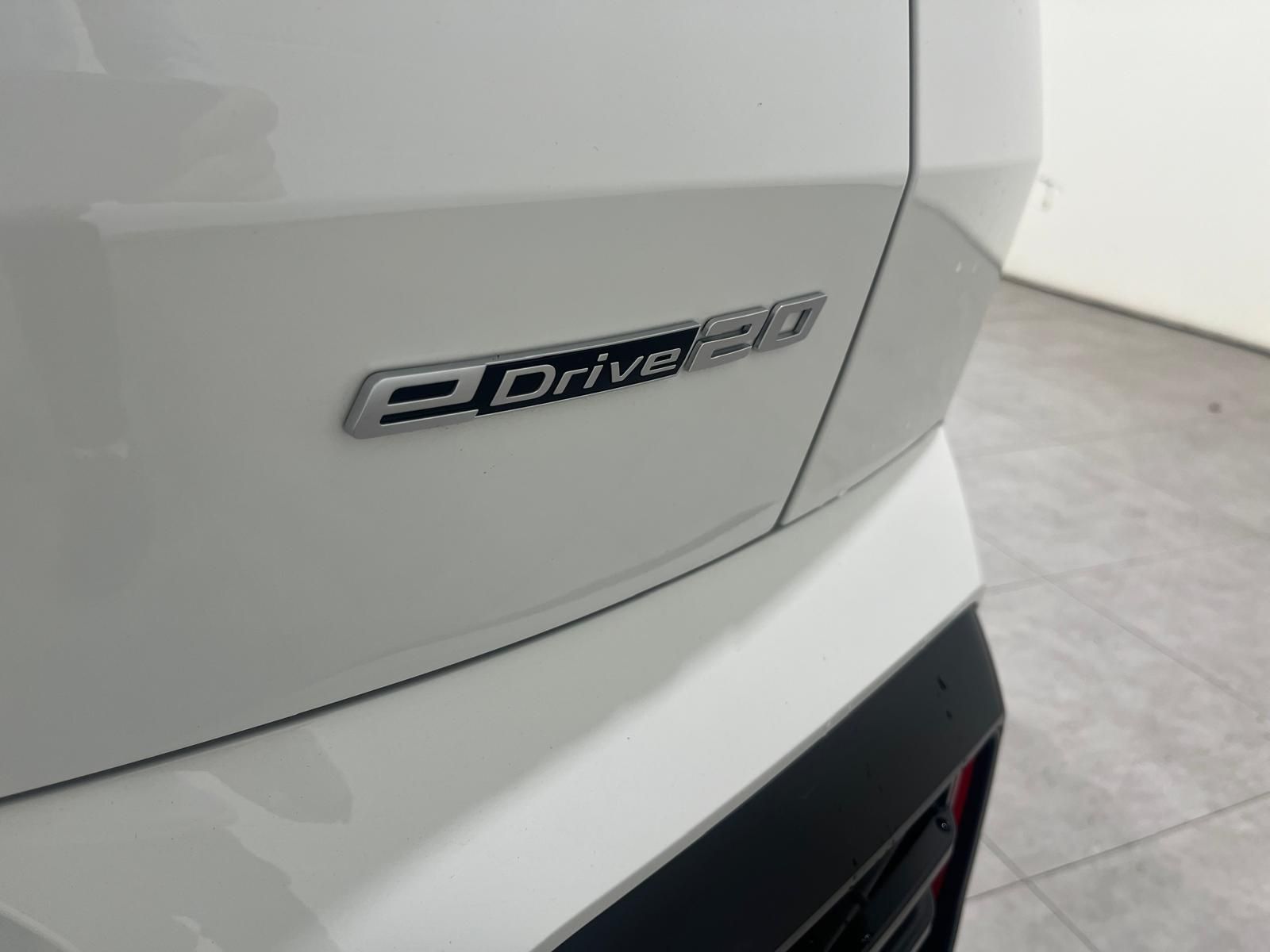 BMW iX2 eDrive20 color Blanco. Año 2025. 150KW(204CV). Eléctrico. En concesionario Quadis Munich (Manresa) de Barcelona