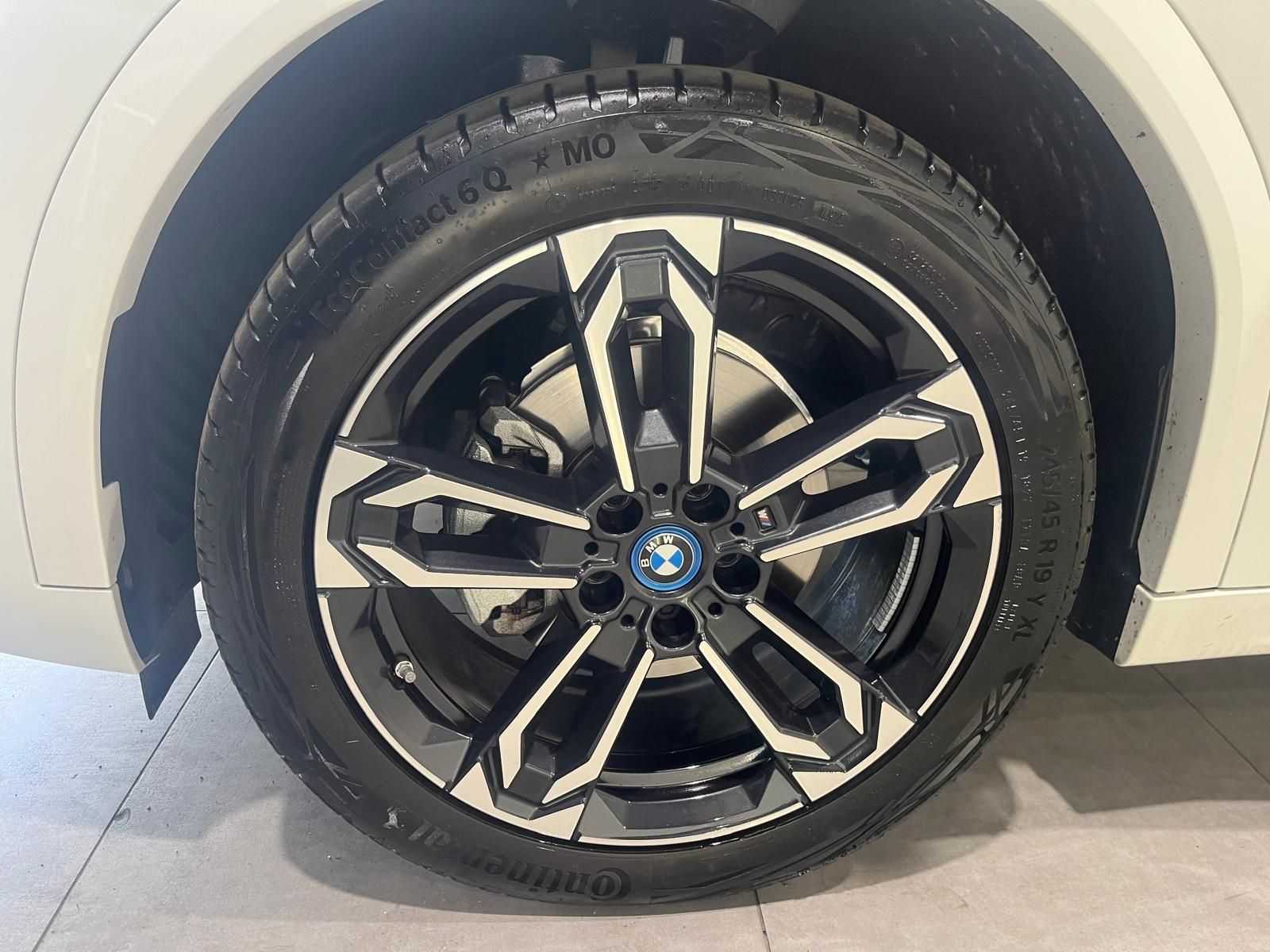 BMW iX2 eDrive20 color Blanco. Año 2025. 150KW(204CV). Eléctrico. En concesionario Quadis Munich (Manresa) de Barcelona