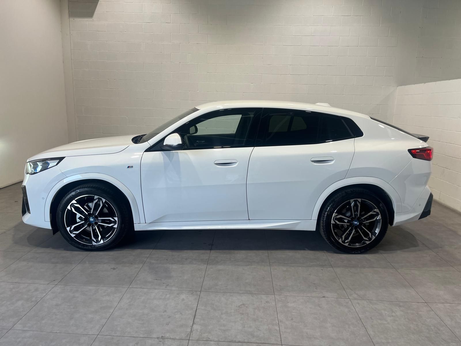 BMW iX2 eDrive20 color Blanco. Año 2025. 150KW(204CV). Eléctrico. En concesionario Quadis Munich (Manresa) de Barcelona