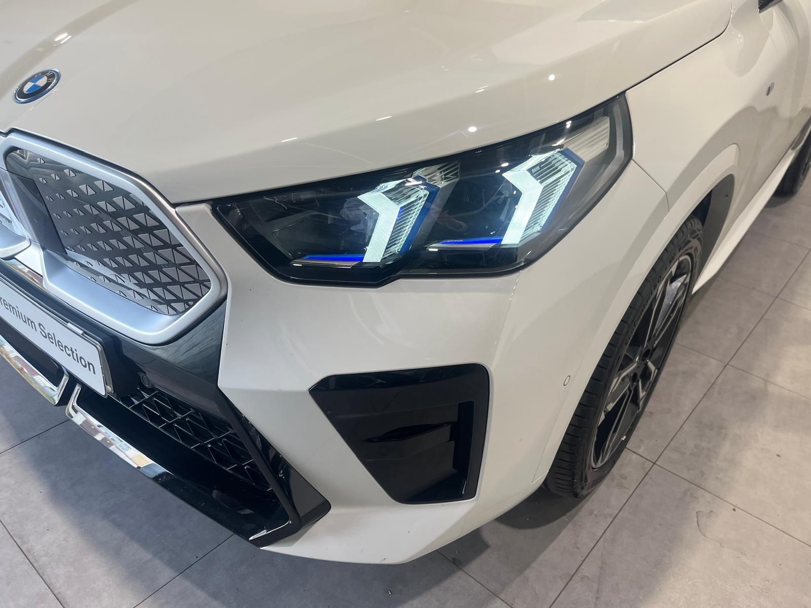 BMW iX2 eDrive20 color Blanco. Año 2025. 150KW(204CV). Eléctrico. En concesionario Quadis Munich (Manresa) de Barcelona