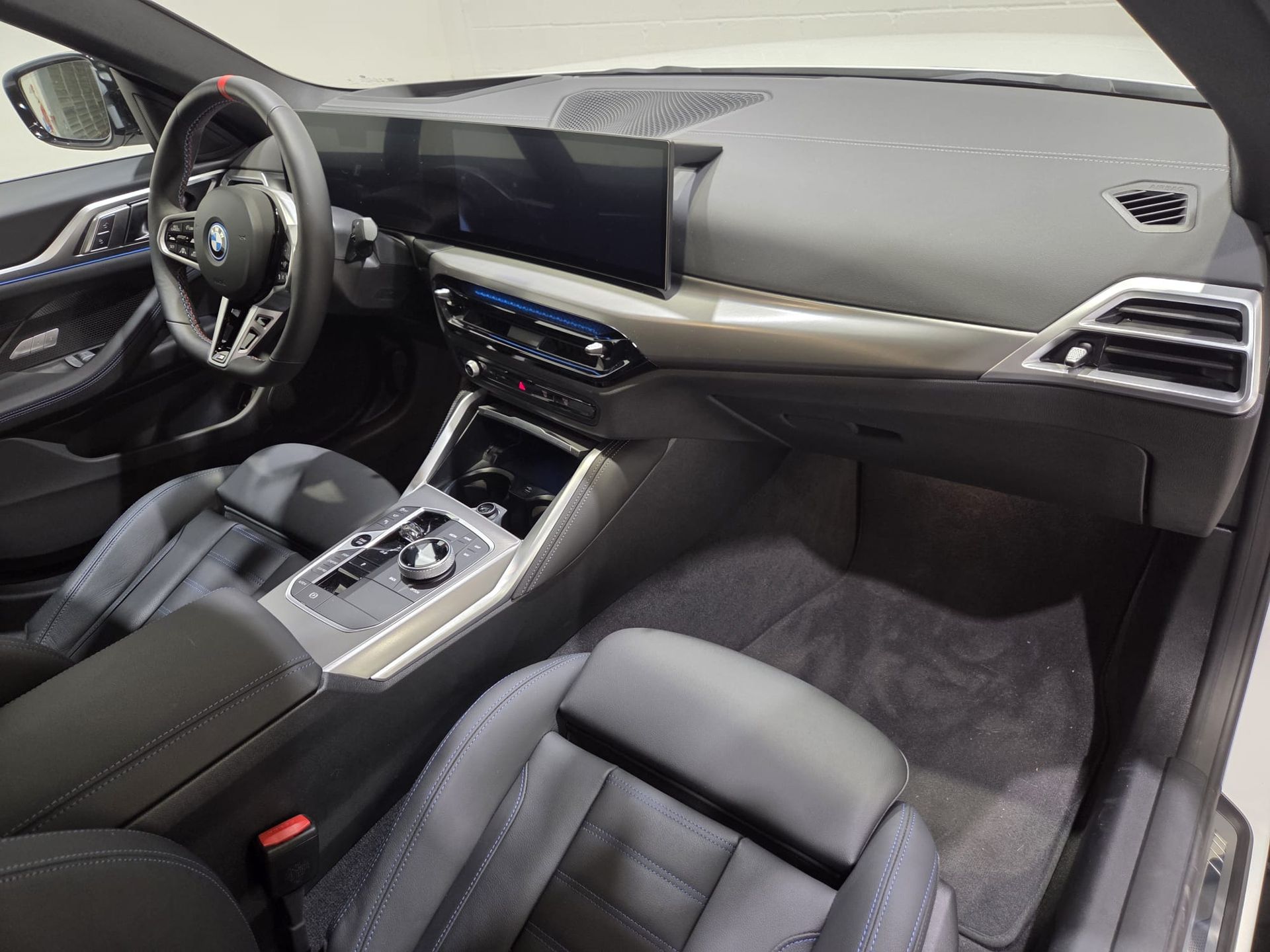 BMW i4 M50 color Blanco. Año 2025. 400KW(544CV). Eléctrico. En concesionario Quadis Munich (Terrassa) de Barcelona