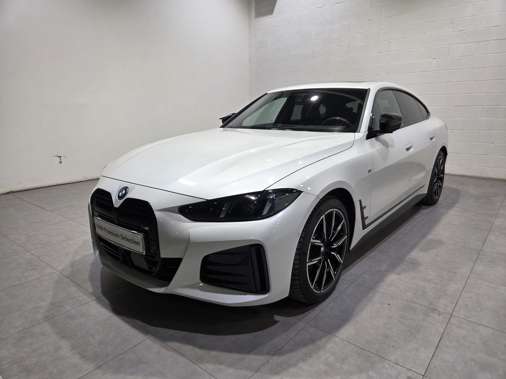 Fotos de BMW i4 M50 color Blanco. Año 2025. 400KW(544CV). Eléctrico. En concesionario Quadis Munich (Terrassa) de Barcelona