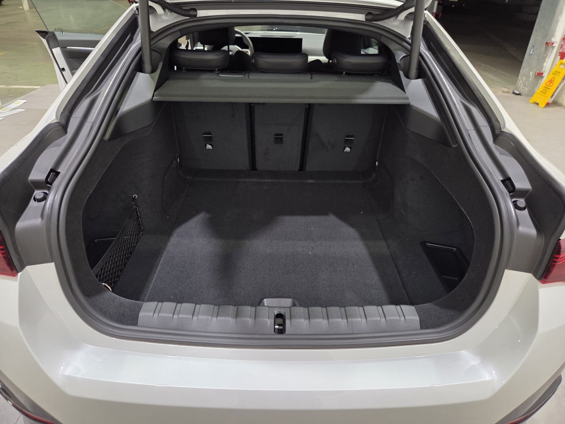 BMW i4 M50 color Blanco. Año 2025. 400KW(544CV). Eléctrico. En concesionario Quadis Munich (Terrassa) de Barcelona