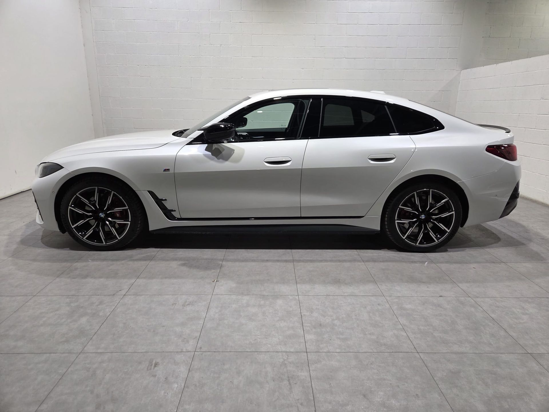 Fotos de BMW i4 M50 color Blanco. Año 2025. 400KW(544CV). Eléctrico. En concesionario Quadis Munich (Terrassa) de Barcelona