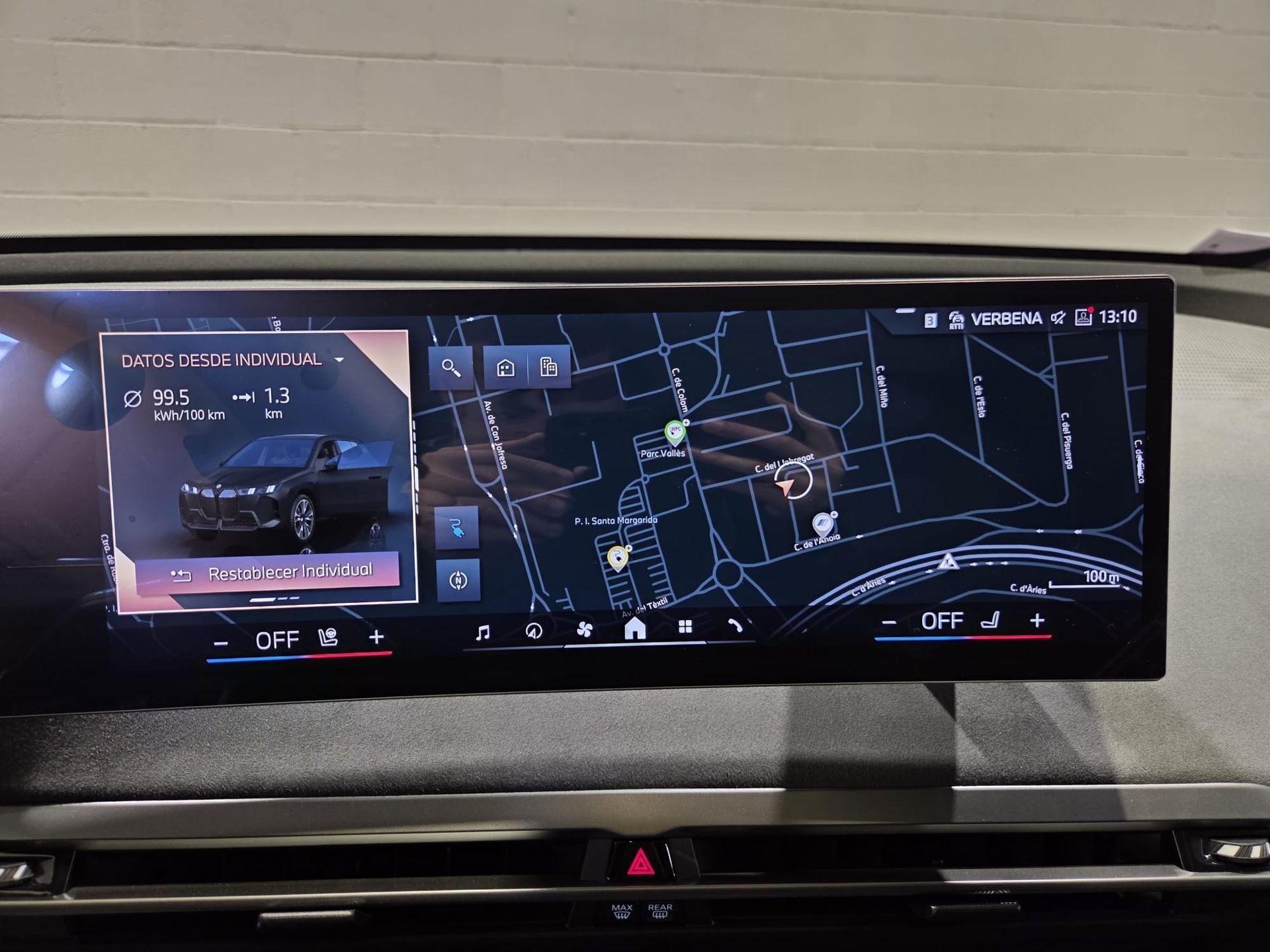 BMW iX xDrive60 color Gris. Año 2025. 400KW(544CV). Eléctrico. En concesionario Quadis Munich (Terrassa) de Barcelona