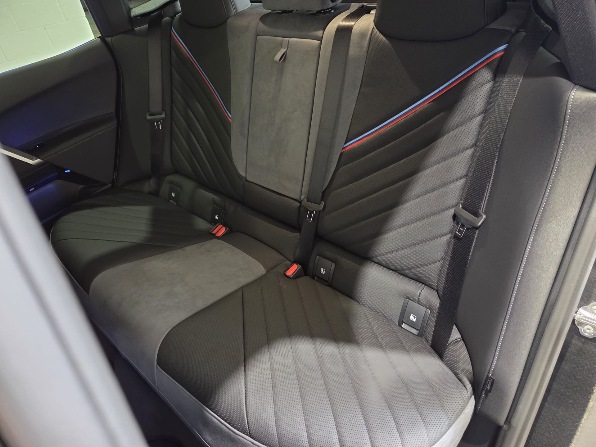 BMW iX xDrive60 color Gris. Año 2025. 400KW(544CV). Eléctrico. En concesionario Quadis Munich (Terrassa) de Barcelona