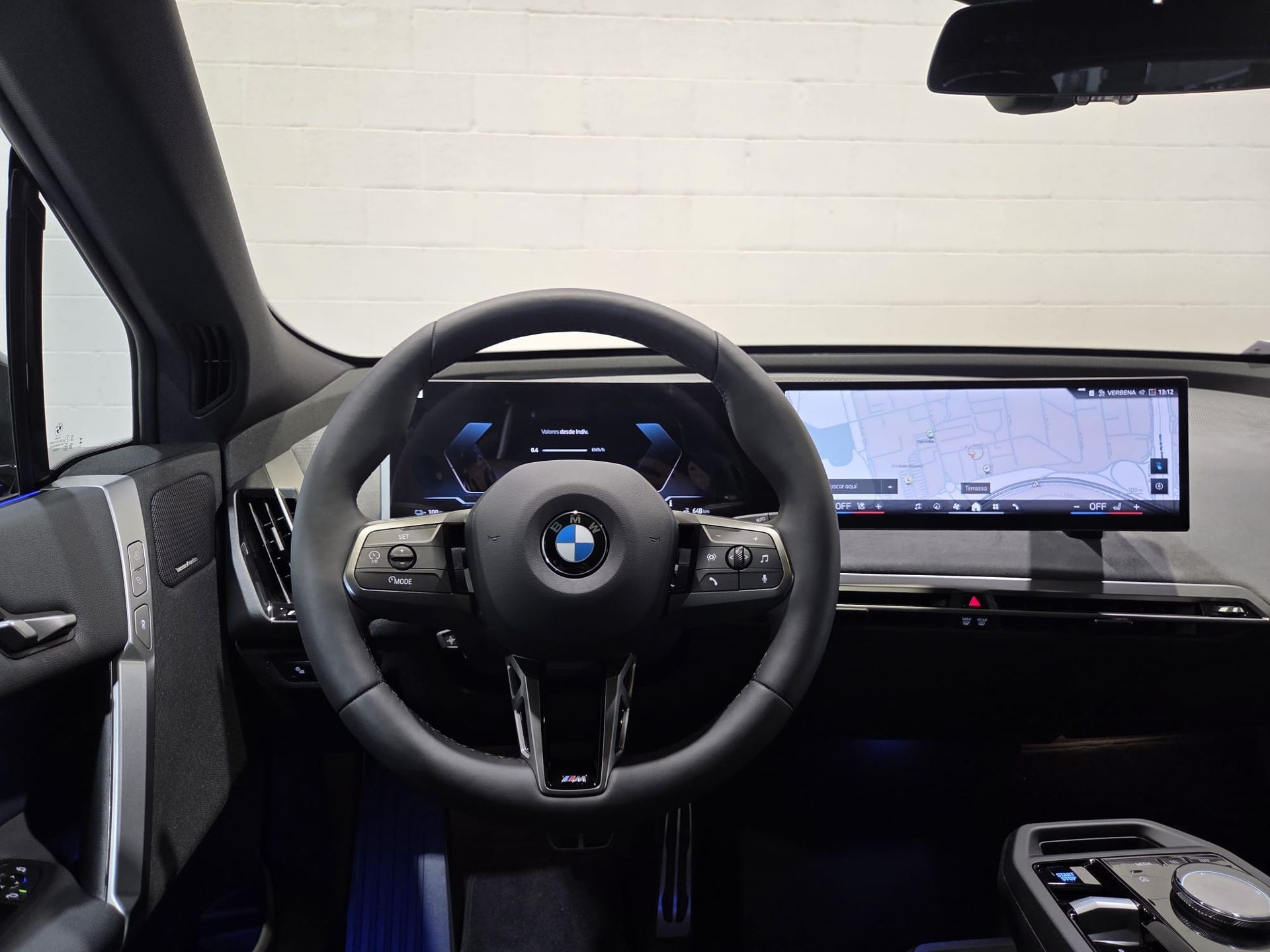BMW iX xDrive60 color Gris. Año 2025. 400KW(544CV). Eléctrico. En concesionario Quadis Munich (Terrassa) de Barcelona