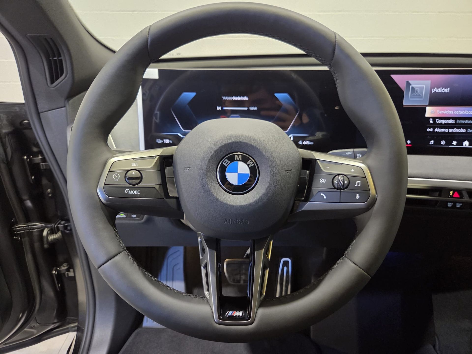 BMW iX xDrive60 color Gris. Año 2025. 400KW(544CV). Eléctrico. En concesionario Quadis Munich (Terrassa) de Barcelona
