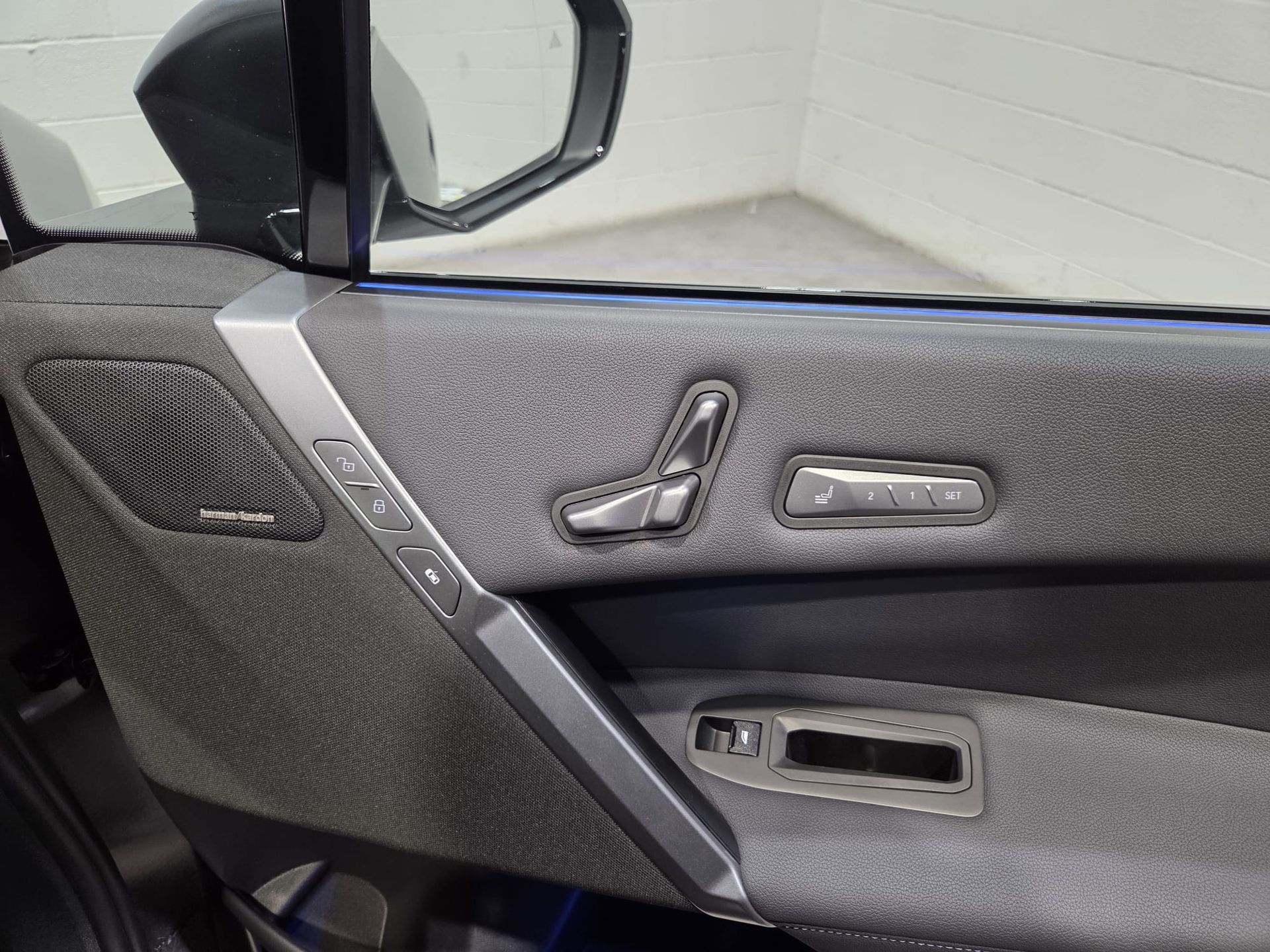 BMW iX xDrive60 color Gris. Año 2025. 400KW(544CV). Eléctrico. En concesionario Quadis Munich (Terrassa) de Barcelona