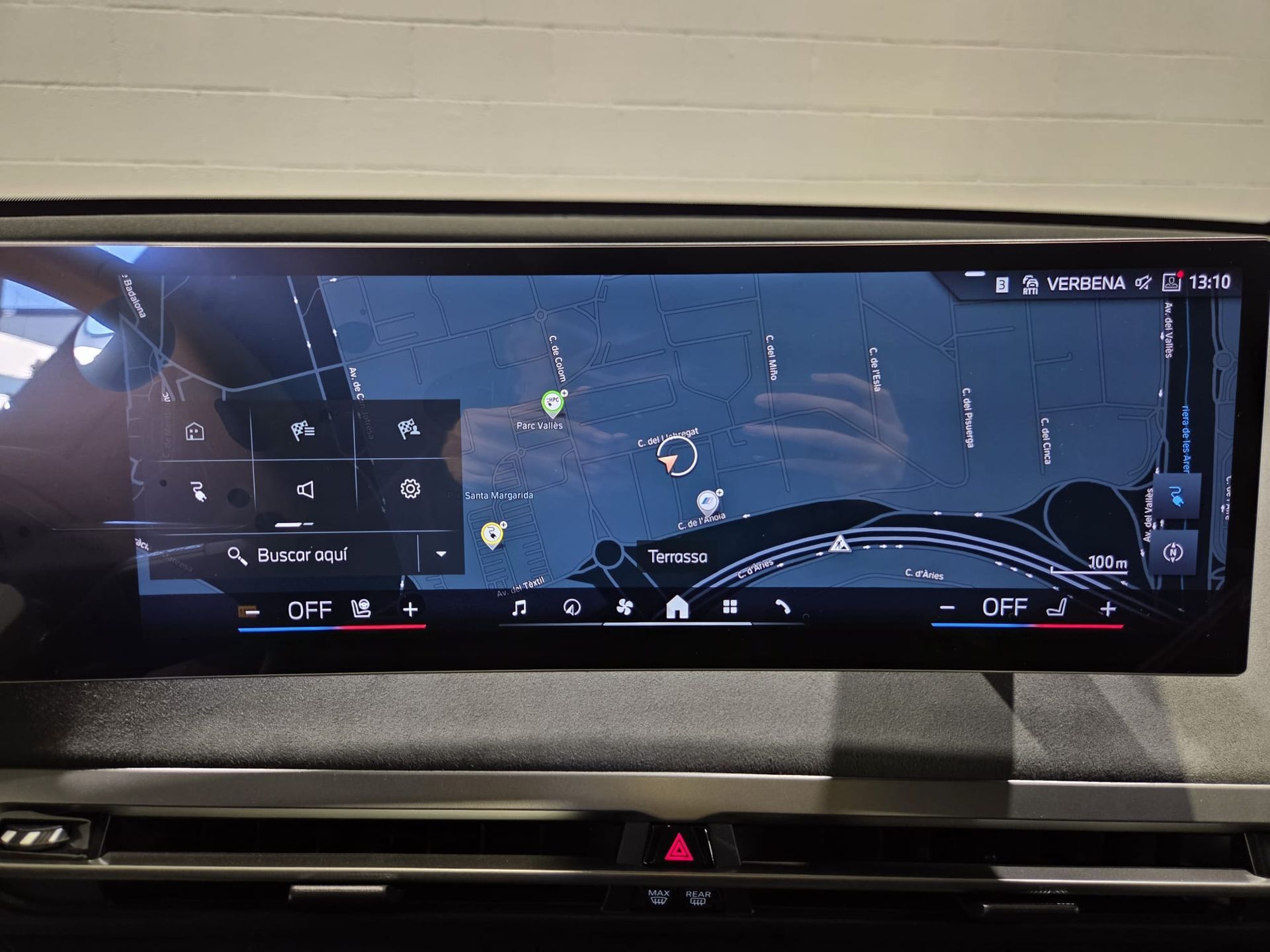 BMW iX xDrive60 color Gris. Año 2025. 400KW(544CV). Eléctrico. En concesionario Quadis Munich (Terrassa) de Barcelona