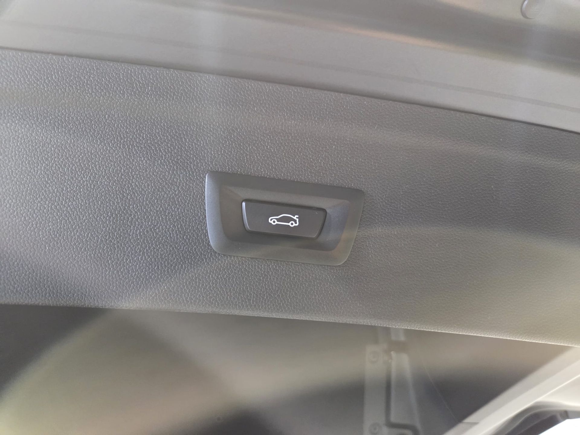 BMW iX xDrive60 color Gris. Año 2025. 400KW(544CV). Eléctrico. En concesionario Quadis Munich (Terrassa) de Barcelona