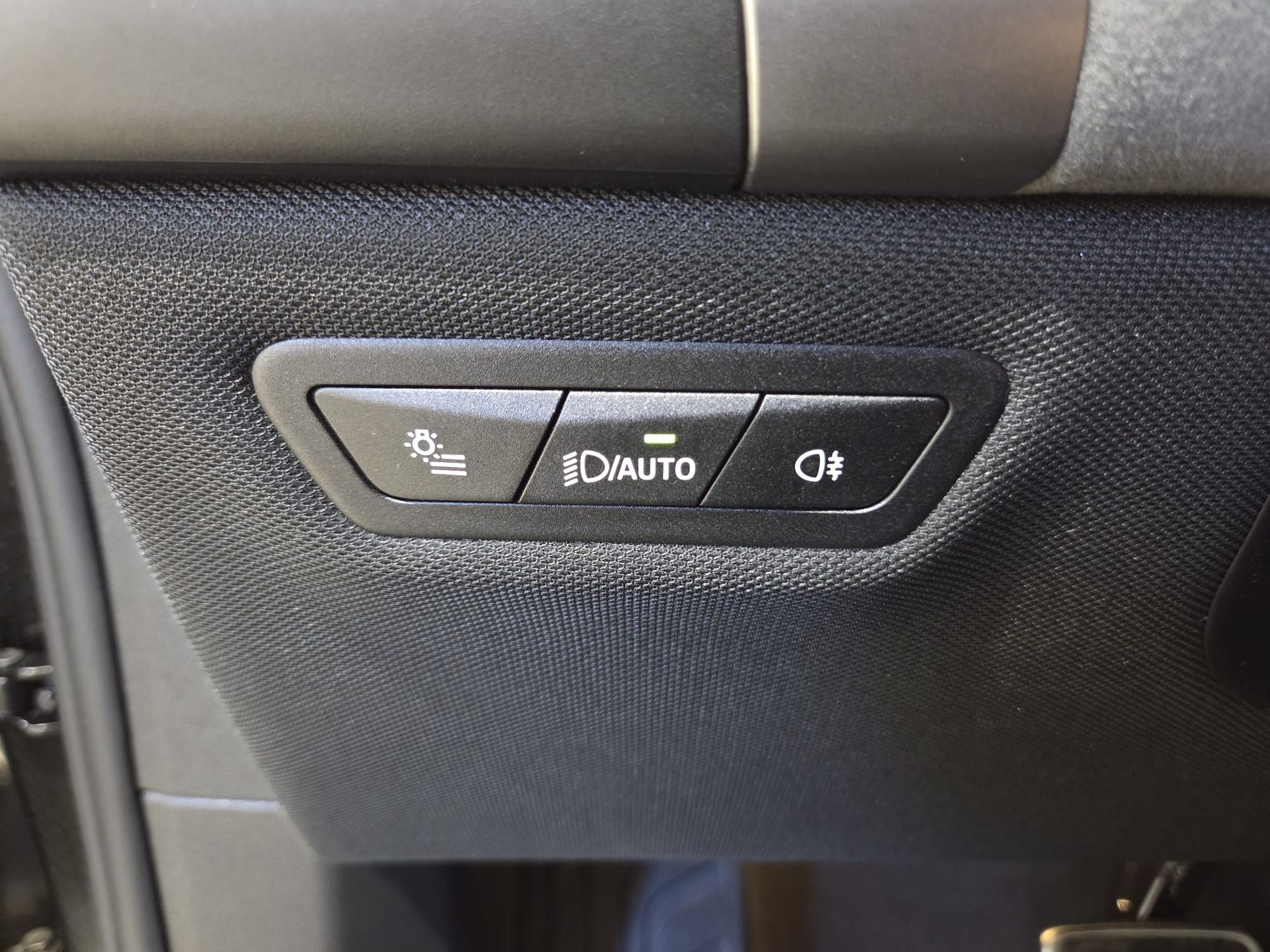 BMW iX xDrive60 color Gris. Año 2025. 400KW(544CV). Eléctrico. En concesionario Quadis Munich (Terrassa) de Barcelona