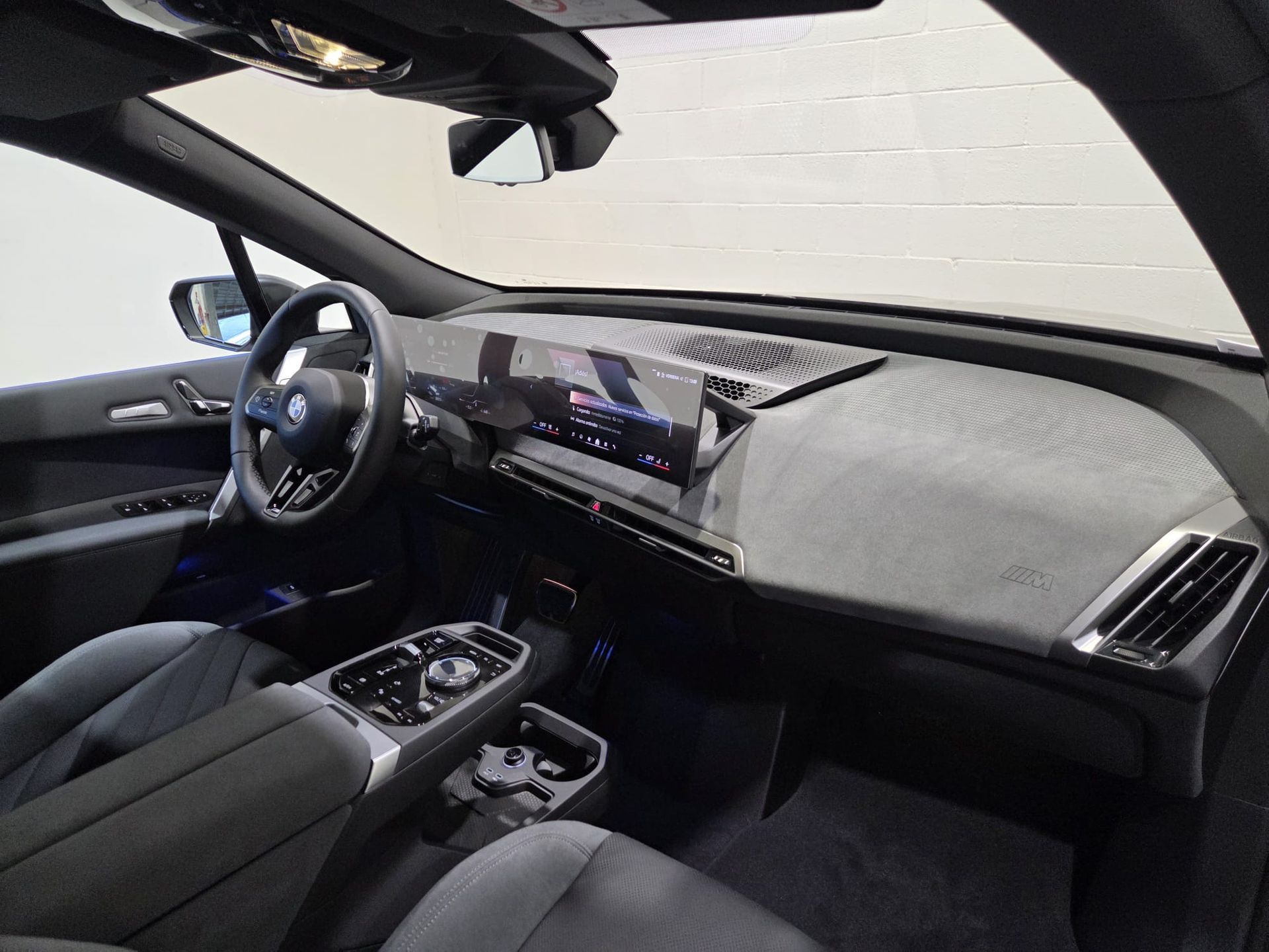 BMW iX xDrive60 color Gris. Año 2025. 400KW(544CV). Eléctrico. En concesionario Quadis Munich (Terrassa) de Barcelona
