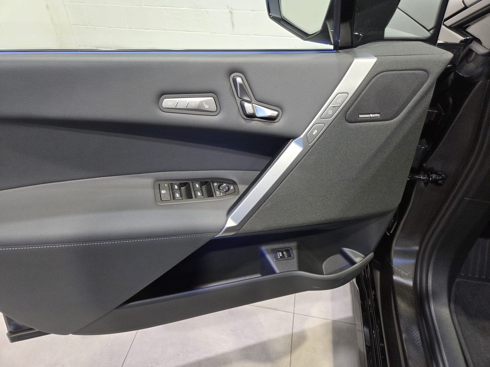 BMW iX xDrive60 color Gris. Año 2025. 400KW(544CV). Eléctrico. En concesionario Quadis Munich (Terrassa) de Barcelona