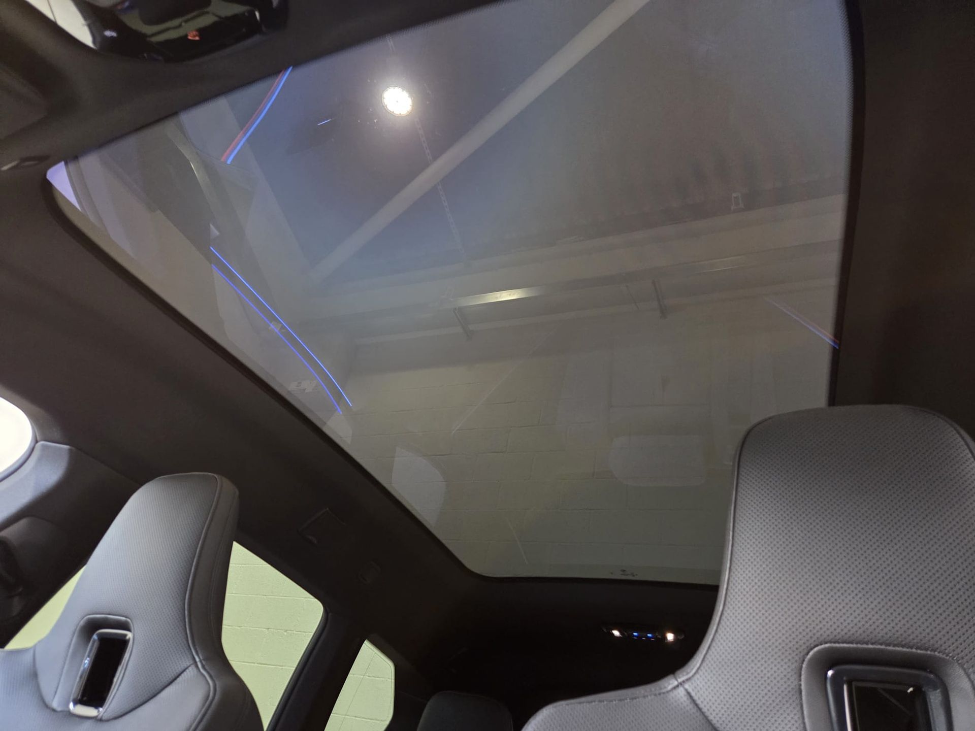 BMW iX xDrive60 color Gris. Año 2025. 400KW(544CV). Eléctrico. En concesionario Quadis Munich (Terrassa) de Barcelona