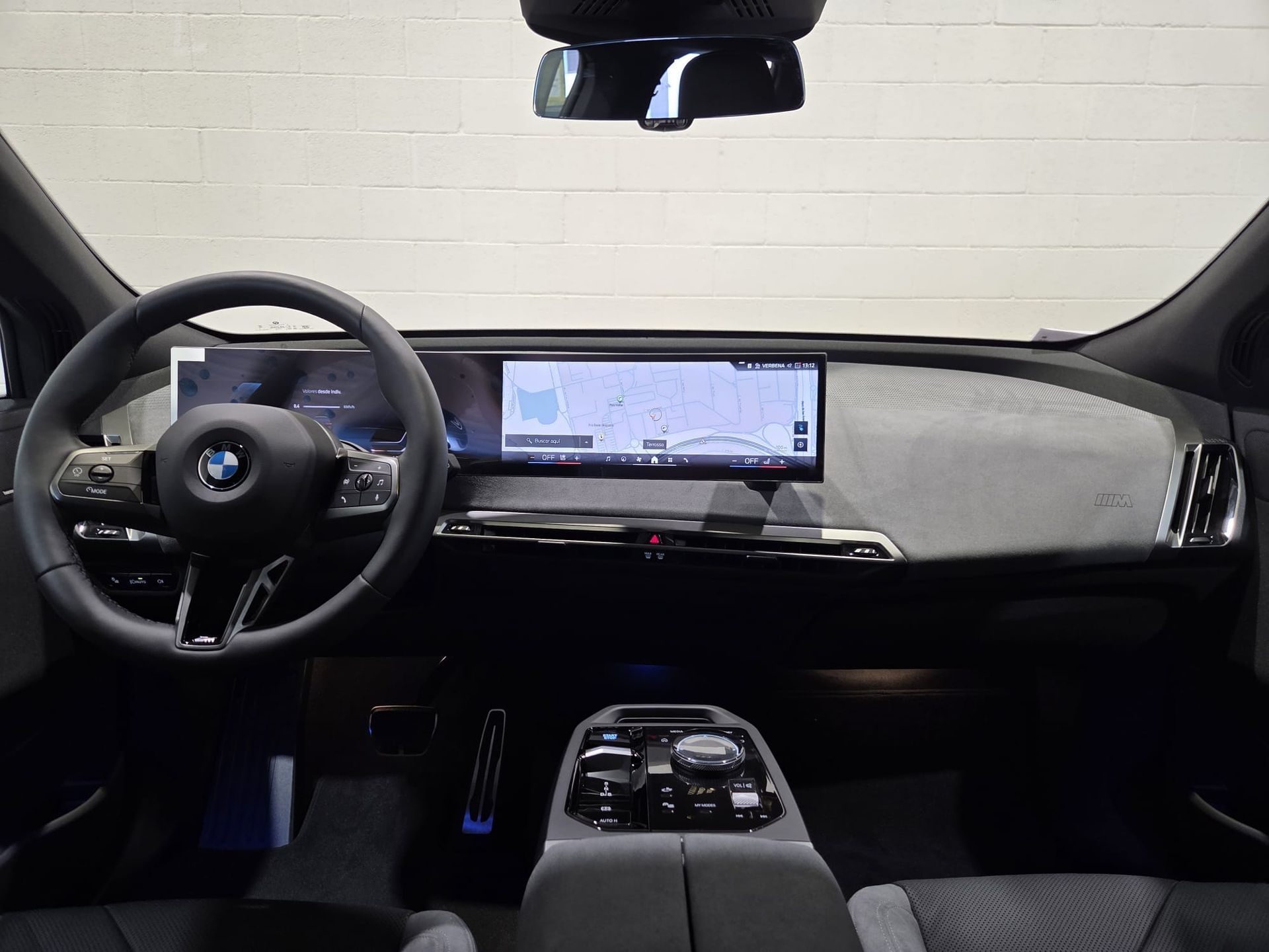 BMW iX xDrive60 color Gris. Año 2025. 400KW(544CV). Eléctrico. En concesionario Quadis Munich (Terrassa) de Barcelona