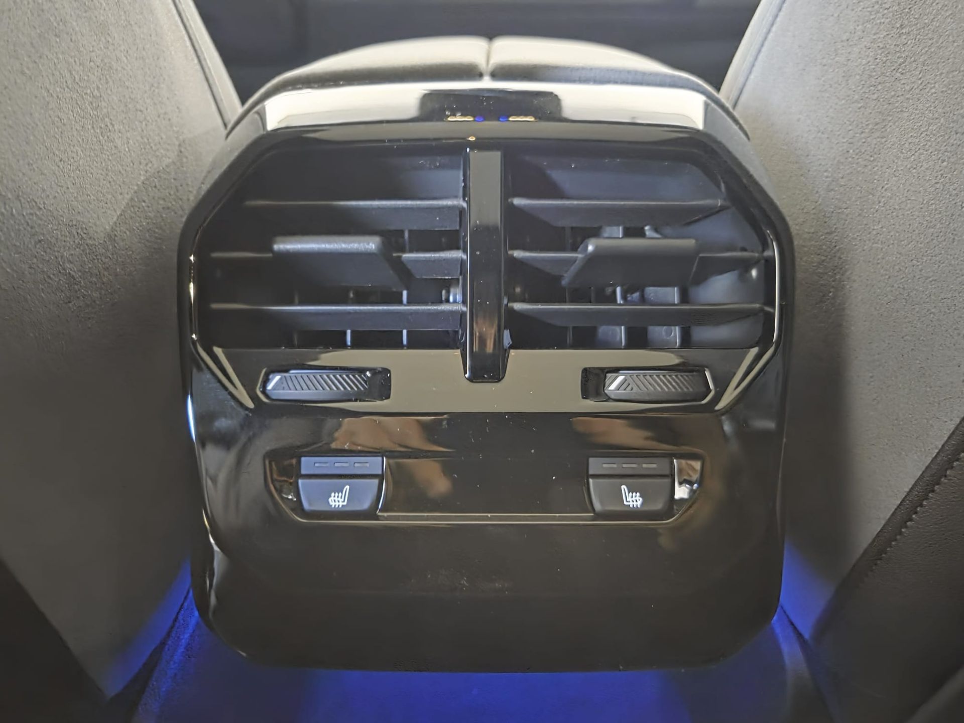 BMW iX xDrive60 color Gris. Año 2025. 400KW(544CV). Eléctrico. En concesionario Quadis Munich (Terrassa) de Barcelona