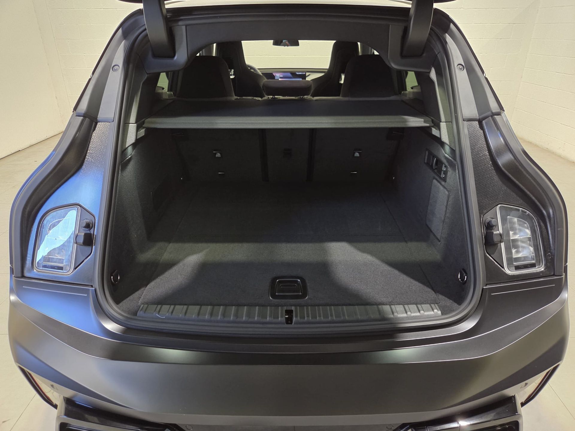 BMW iX xDrive60 color Gris. Año 2025. 400KW(544CV). Eléctrico. En concesionario Quadis Munich (Terrassa) de Barcelona