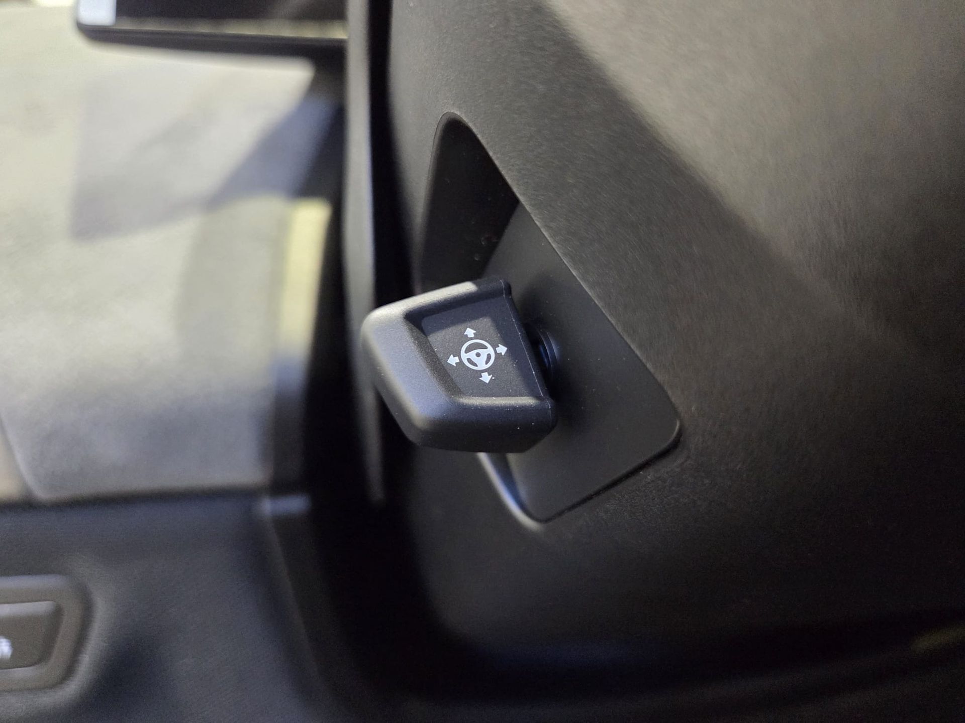 BMW iX xDrive60 color Gris. Año 2025. 400KW(544CV). Eléctrico. En concesionario Quadis Munich (Terrassa) de Barcelona