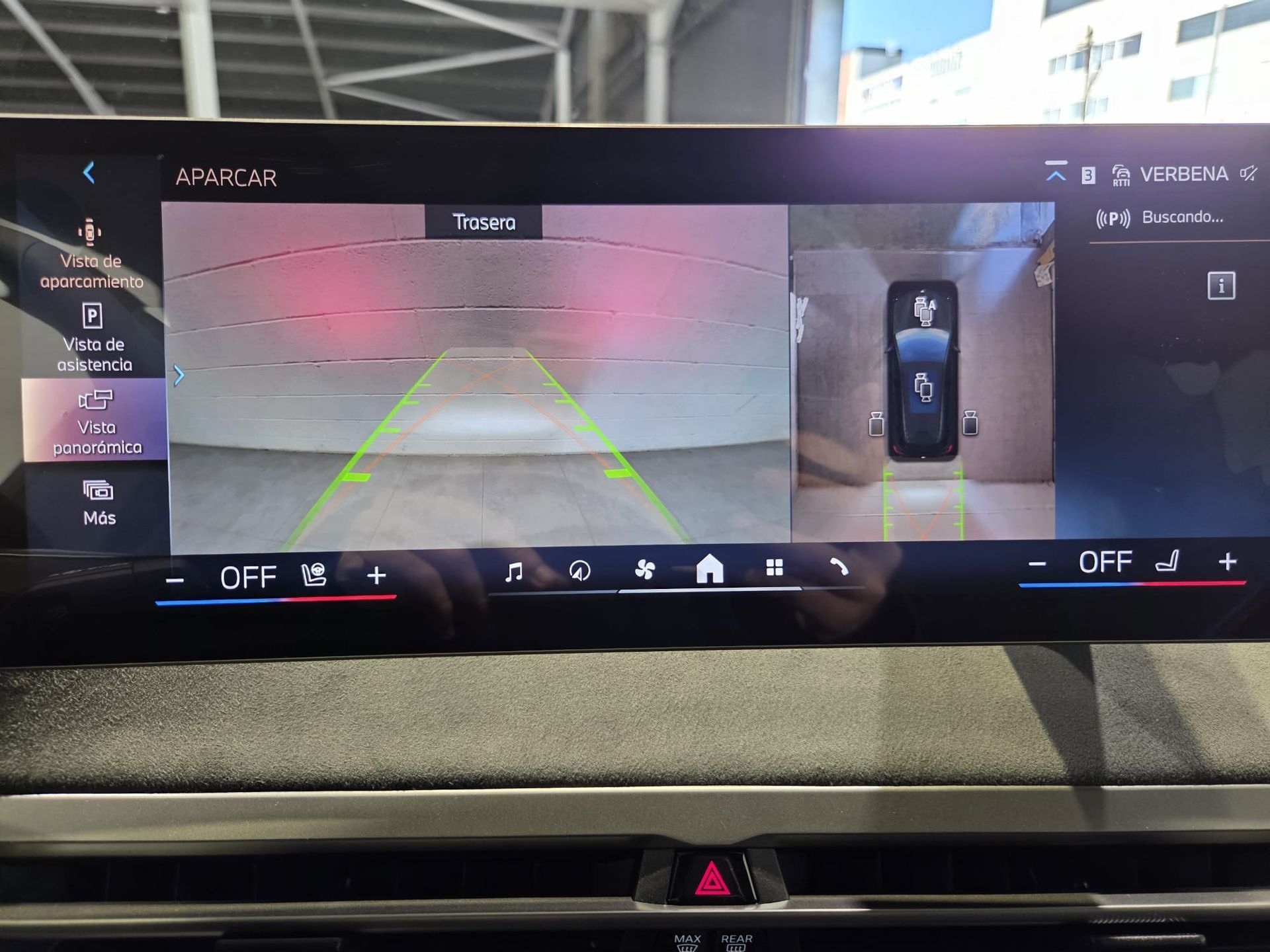 BMW iX xDrive60 color Gris. Año 2025. 400KW(544CV). Eléctrico. En concesionario Quadis Munich (Terrassa) de Barcelona