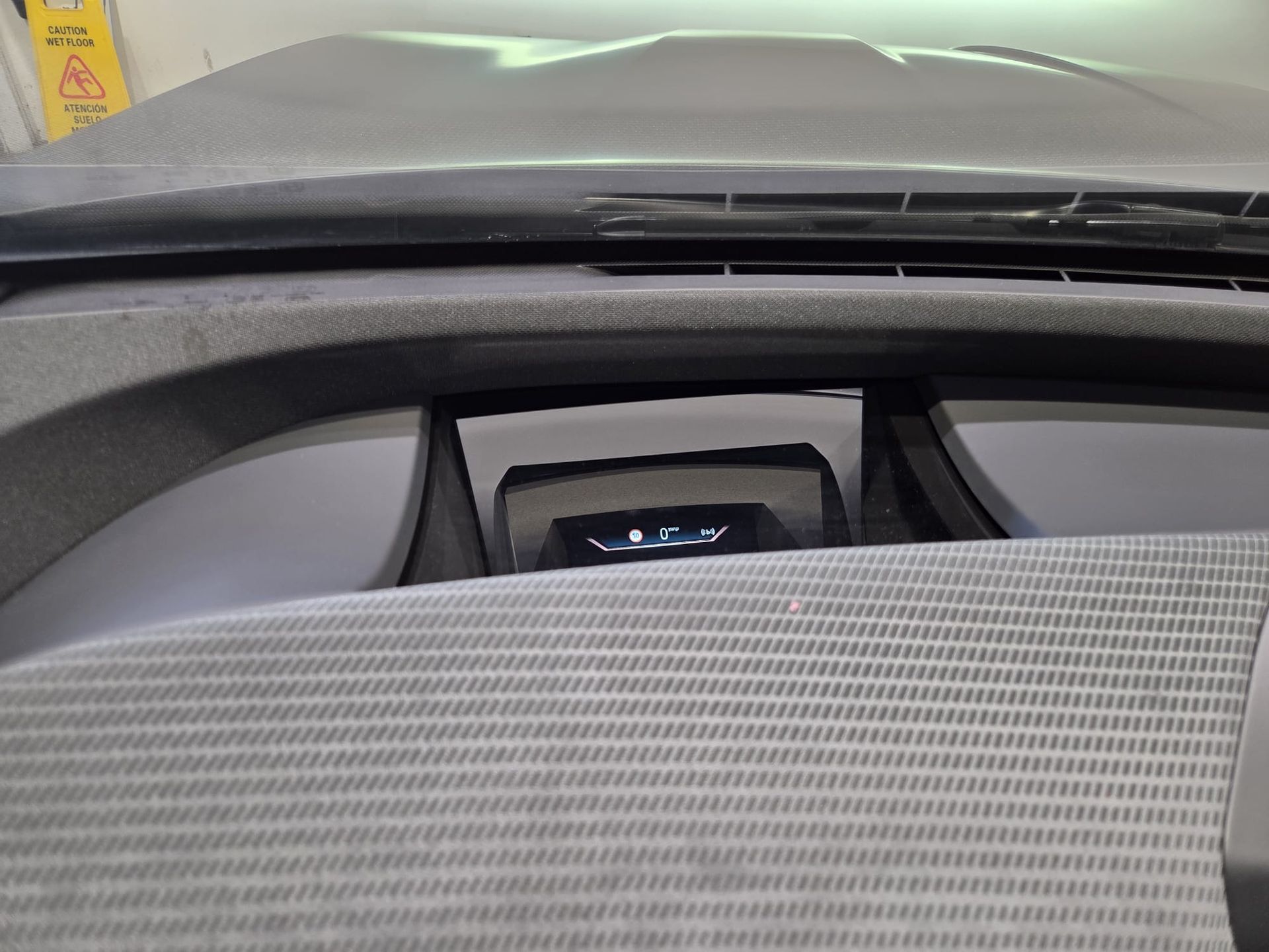 BMW iX xDrive60 color Gris. Año 2025. 400KW(544CV). Eléctrico. En concesionario Quadis Munich (Terrassa) de Barcelona