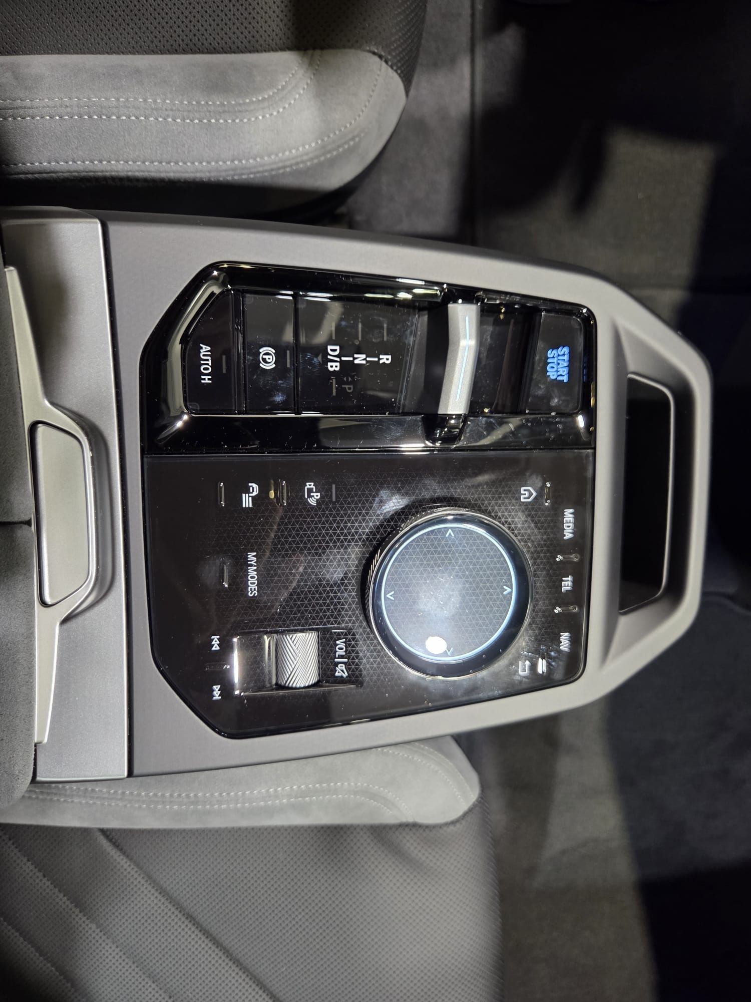 BMW iX xDrive60 color Gris. Año 2025. 400KW(544CV). Eléctrico. En concesionario Quadis Munich (Terrassa) de Barcelona