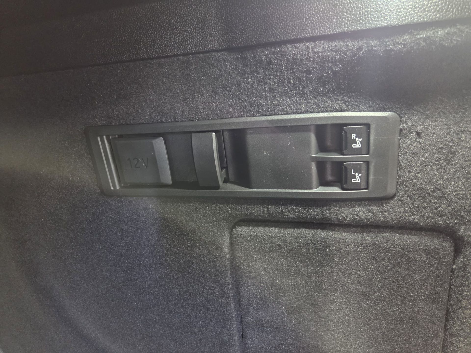 BMW iX xDrive60 color Gris. Año 2025. 400KW(544CV). Eléctrico. En concesionario Quadis Munich (Terrassa) de Barcelona