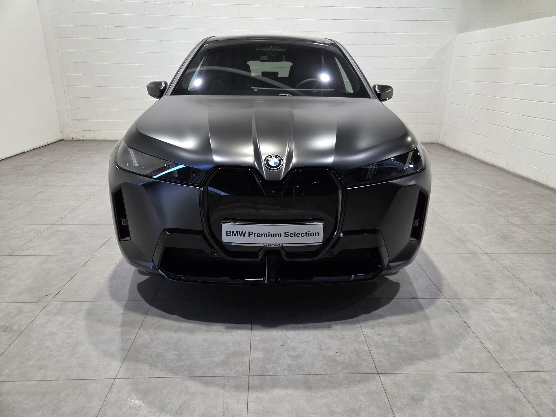 Fotos de BMW iX xDrive60 color Gris. Año 2025. 400KW(544CV). Eléctrico. En concesionario Quadis Munich (Terrassa) de Barcelona