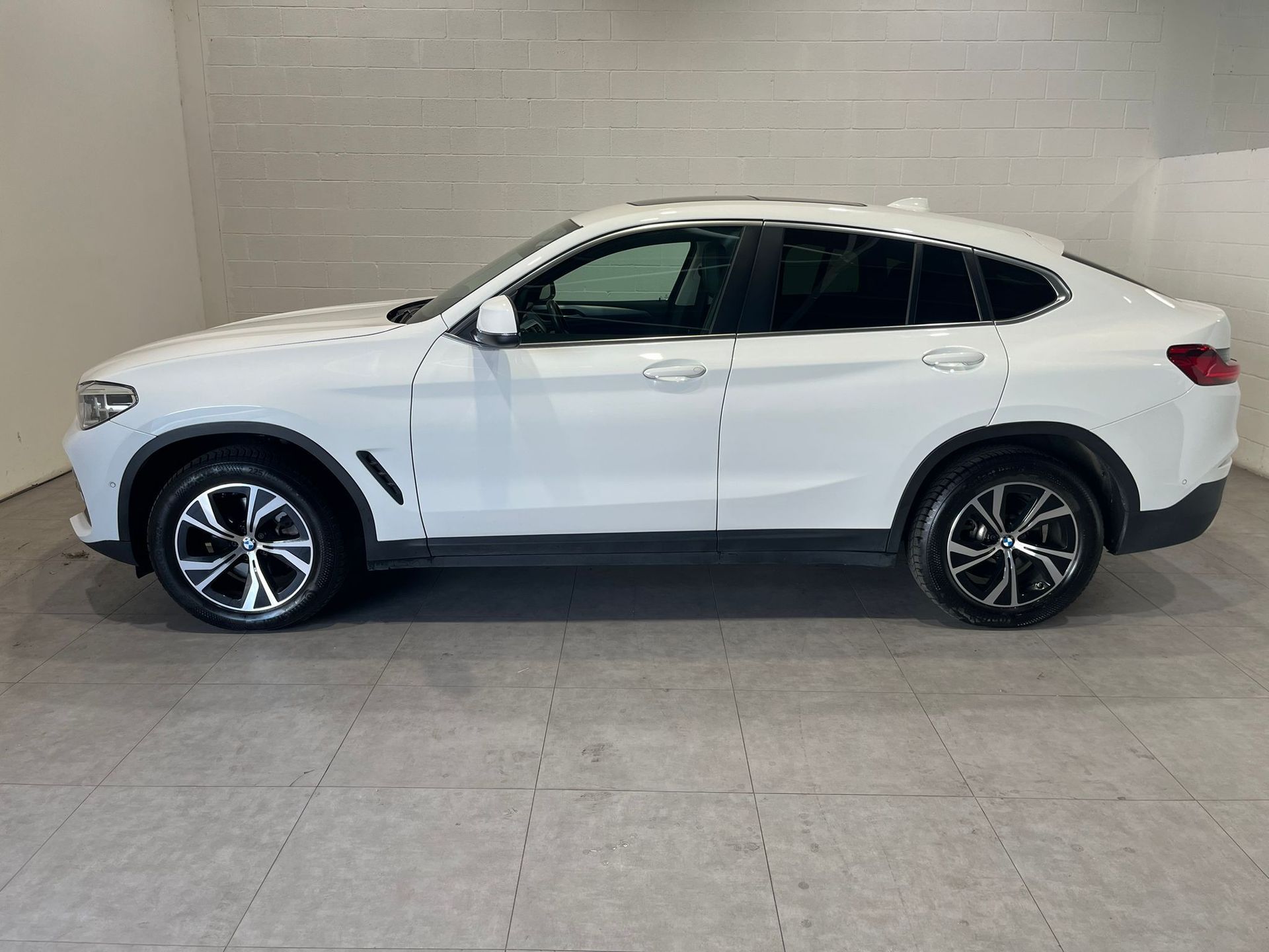 Fotos de BMW X4 xDrive20d color Blanco. Año 2021. 140KW(190CV). Diésel. En concesionario Quadis Munich (Manresa) de Barcelona