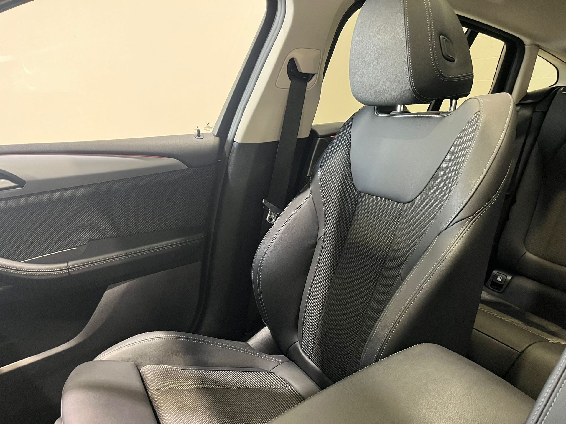 BMW X4 xDrive20d color Blanco. Año 2021. 140KW(190CV). Diésel. En concesionario Quadis Munich (Manresa) de Barcelona