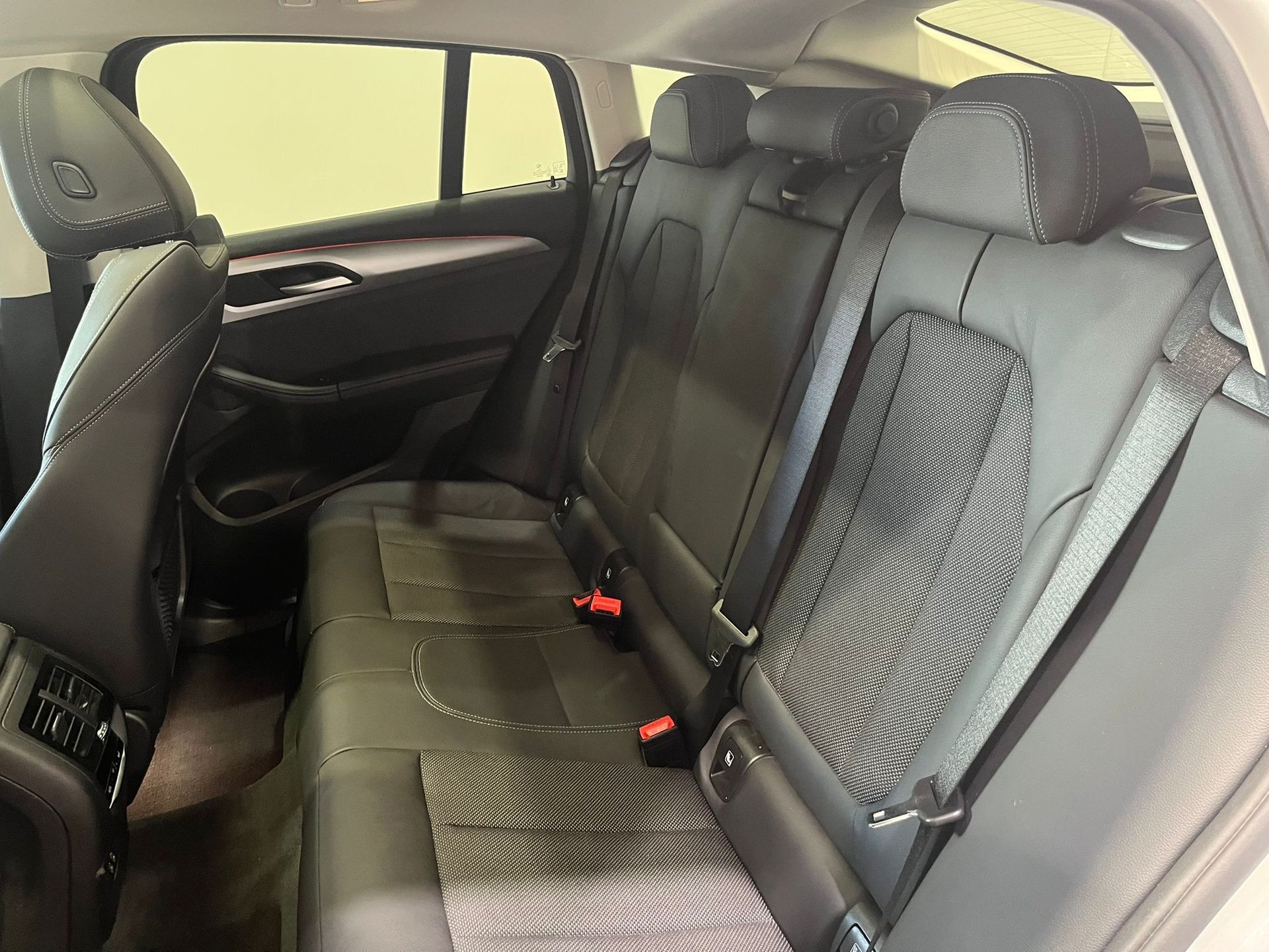 BMW X4 xDrive20d color Blanco. Año 2021. 140KW(190CV). Diésel. En concesionario Quadis Munich (Manresa) de Barcelona