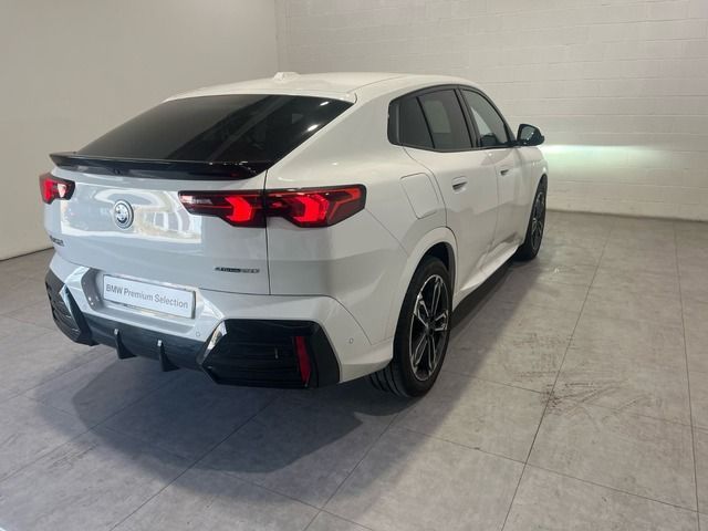 BMW iX2 eDrive20 color Blanco. Año 2025. 150KW(204CV). Diésel. En concesionario Quadis Munich (Manresa) de Barcelona