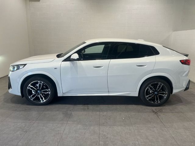 Fotos de BMW iX2 eDrive20 color Blanco. Año 2025. 150KW(204CV). Diésel. En concesionario Quadis Munich (Manresa) de Barcelona