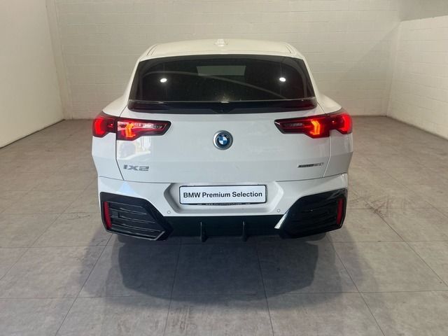 BMW iX2 eDrive20 color Blanco. Año 2025. 150KW(204CV). Diésel. En concesionario Quadis Munich (Manresa) de Barcelona