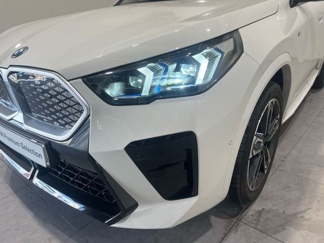 BMW iX2 eDrive20 color Blanco. Año 2025. 150KW(204CV). Diésel. En concesionario Quadis Munich (Manresa) de Barcelona