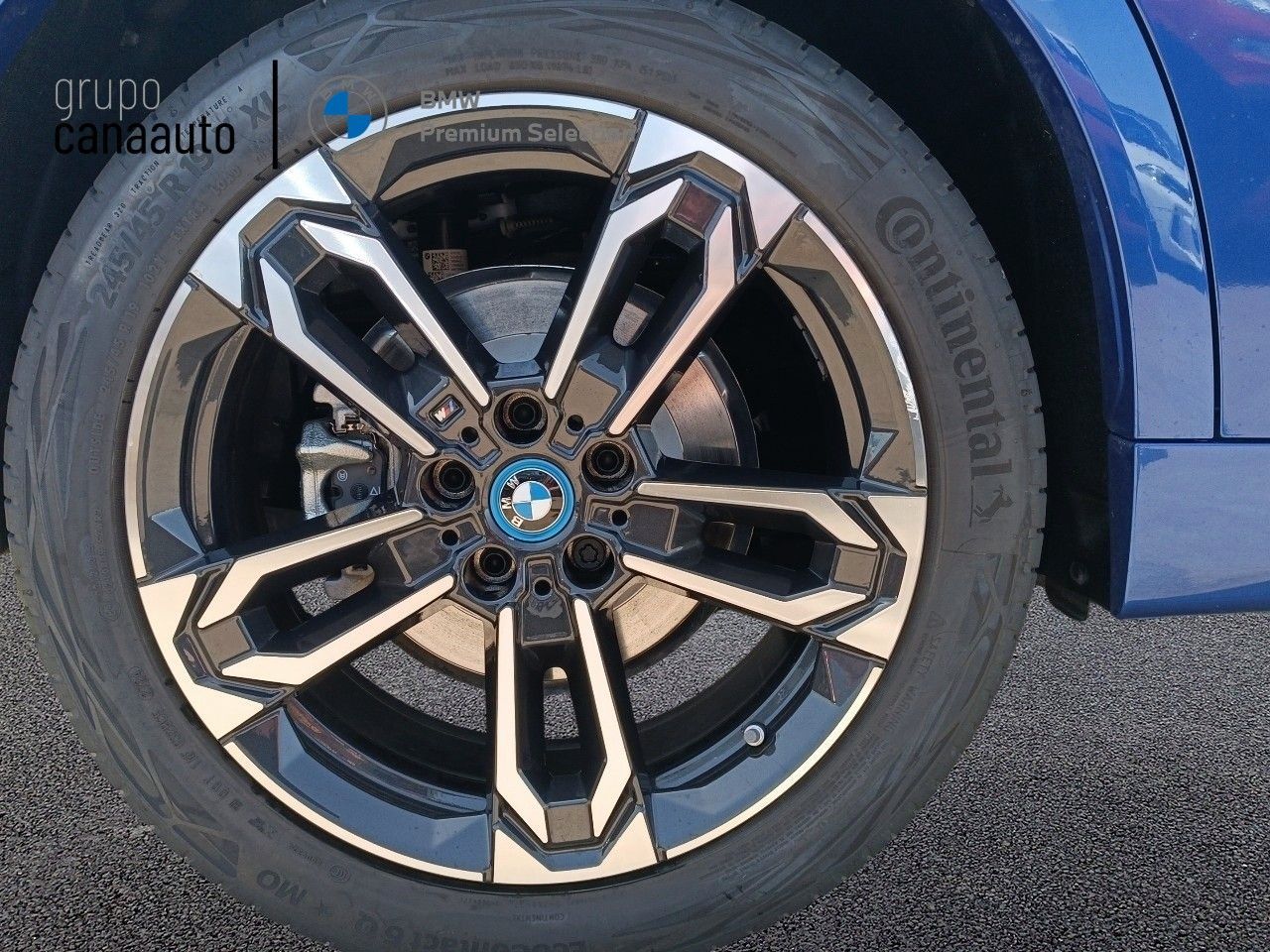 BMW iX2 eDrive20 color Azul. Año 2025. 150KW(204CV). Eléctrico. En concesionario DEMO de Sta. C. Tenerife