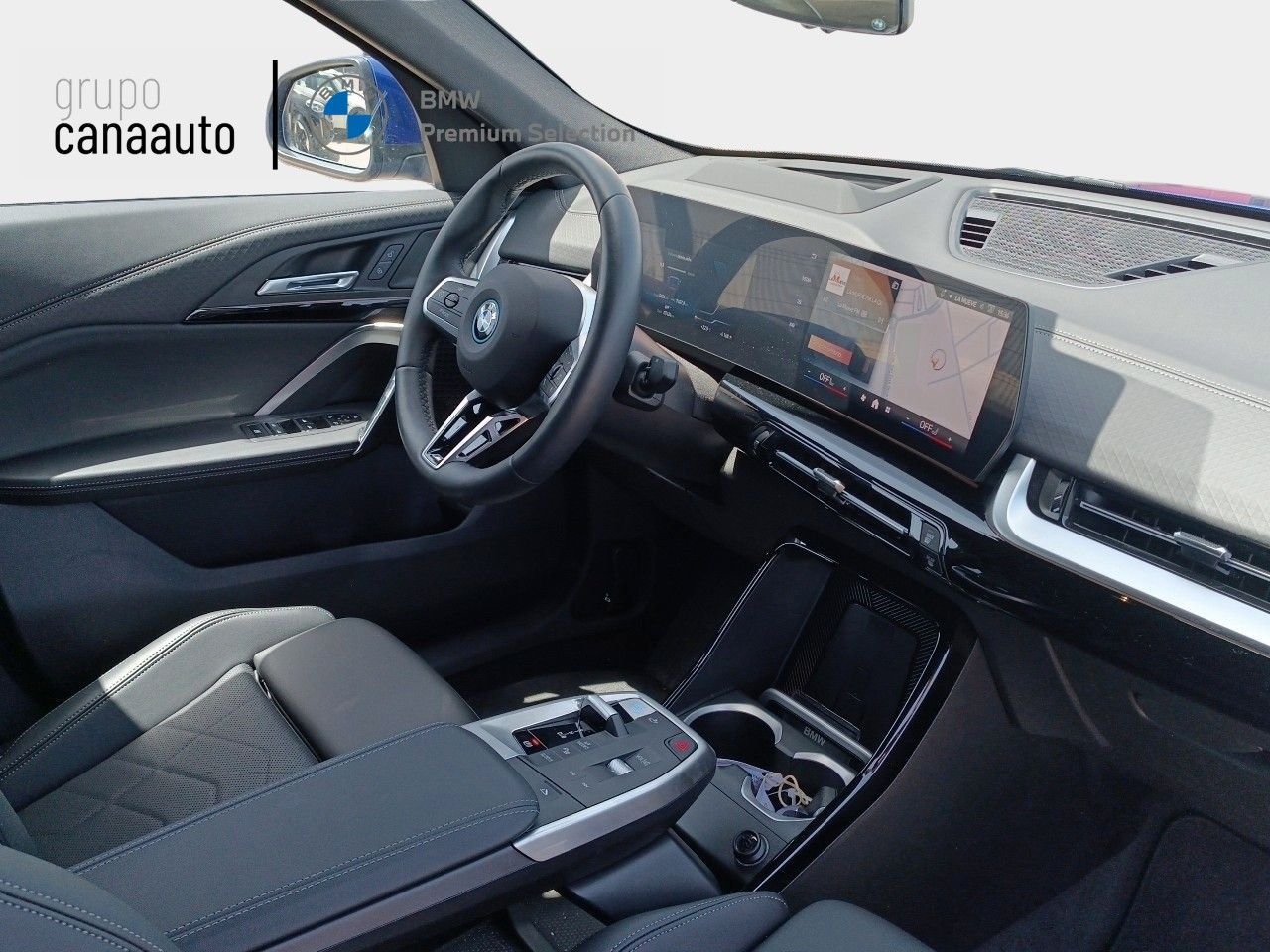 BMW iX2 eDrive20 color Azul. Año 2025. 150KW(204CV). Eléctrico. En concesionario DEMO de Sta. C. Tenerife