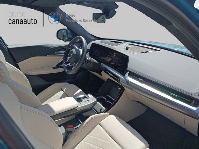 BMW iX1 eDrive20 color Azul. Año 2024. 150KW(204CV). Eléctrico. En concesionario DEMO de Sta. C. Tenerife