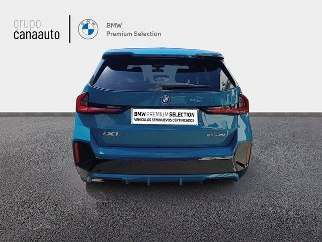 BMW iX1 eDrive20 color Azul. Año 2024. 150KW(204CV). Eléctrico. En concesionario DEMO de Sta. C. Tenerife