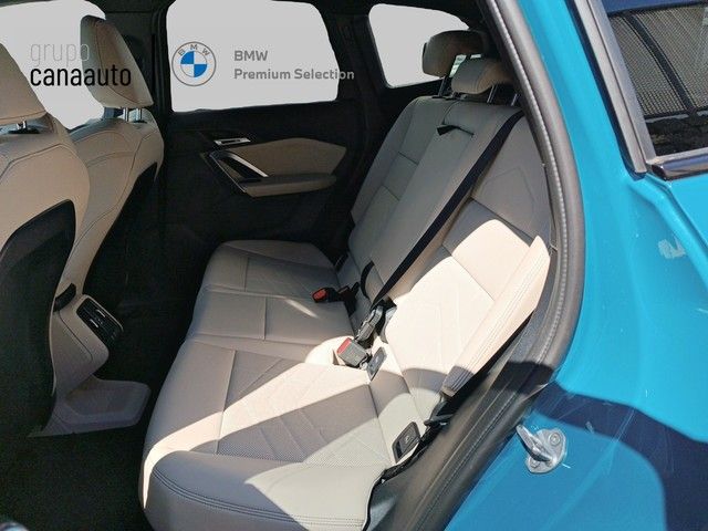 BMW iX1 eDrive20 color Azul. Año 2024. 150KW(204CV). Eléctrico. En concesionario DEMO de Sta. C. Tenerife