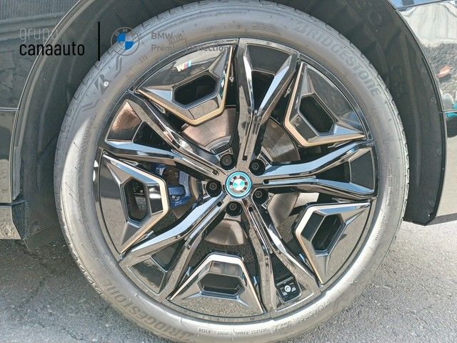 BMW iX xDrive40 color Negro. Año 2024. 240KW(326CV). Eléctrico. En concesionario DEMO de Sta. C. Tenerife