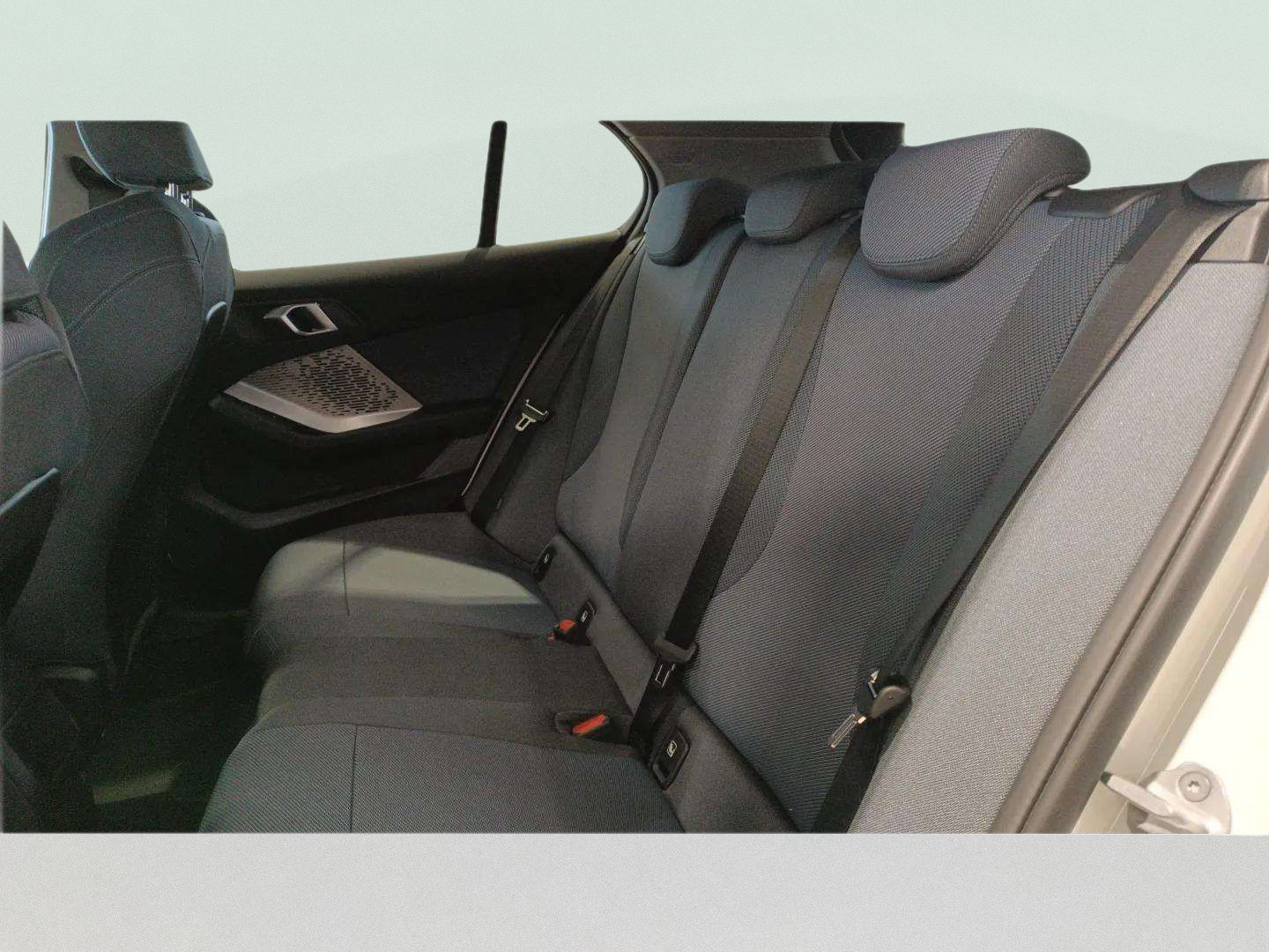 Bmw Serie 1 116i color Blanco. Año 2026. 90KW(122CV). Gasolina. En concesionario MG CANARIAS - TACO de Sta. C. Tenerife