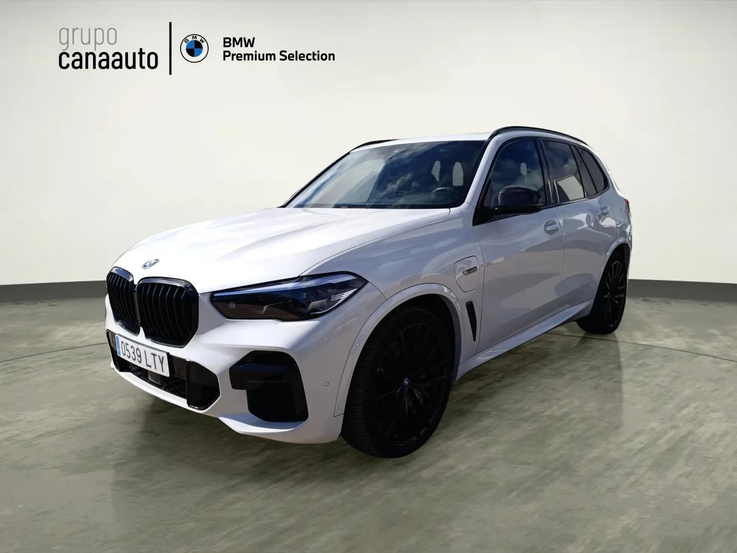 Fotos de BMW X5 xDrive45e color Blanco. Año 2021. 290KW(394CV). Híbrido Electro/Gasolina. En concesionario TACO de Sta. C. Tenerife